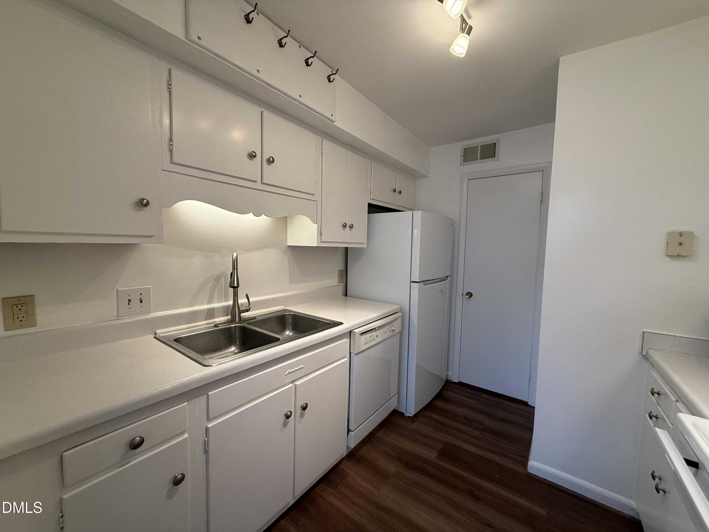 1228 Teakwood Place Property Photo 8