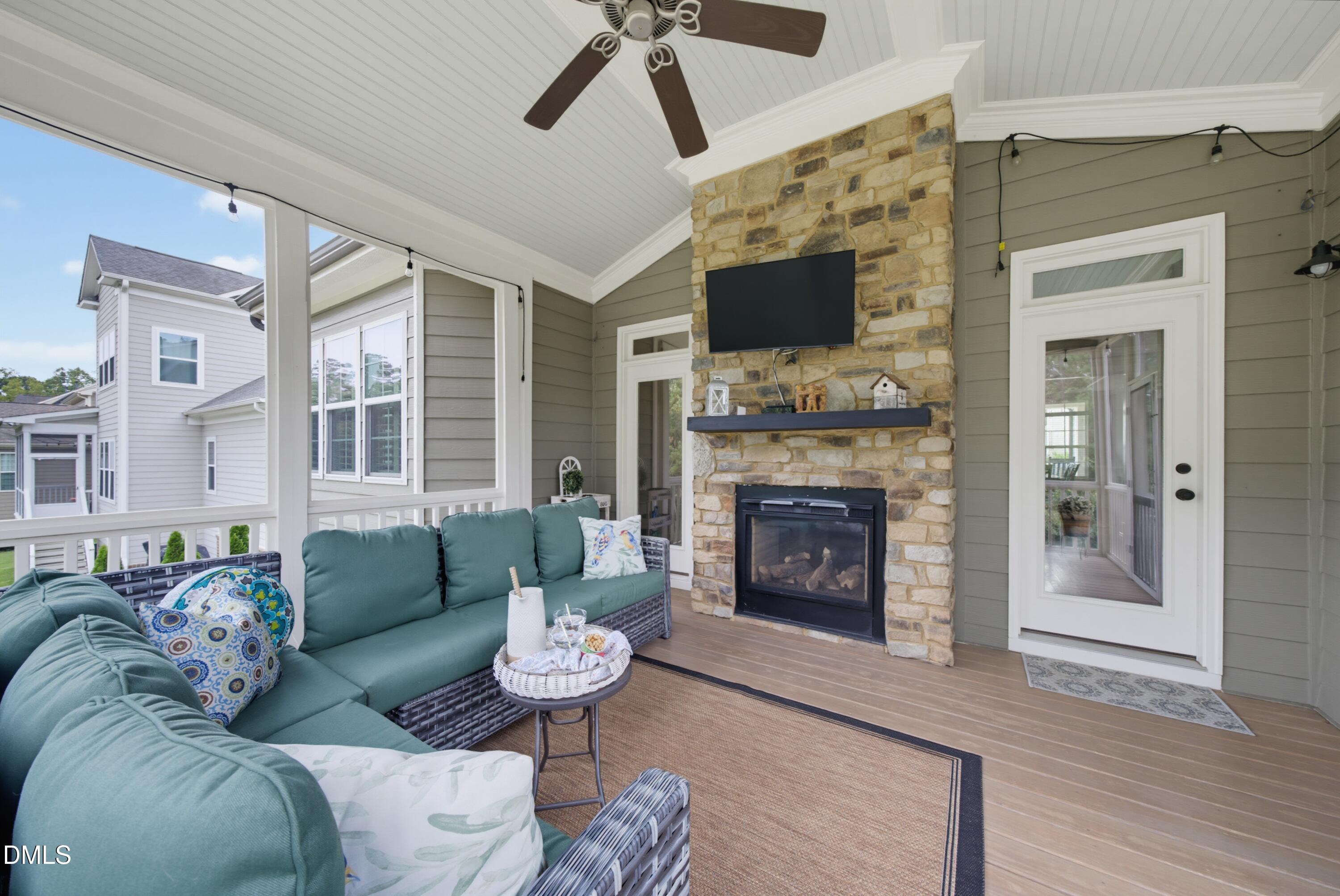 1101 Woodland Grove Way Property Photo 4