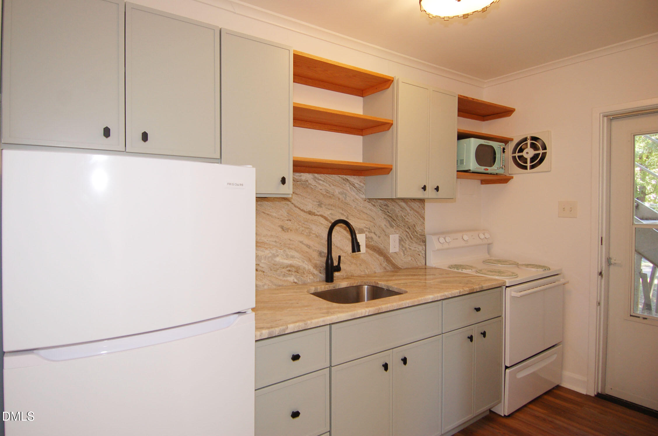 817 Daniels Street B Property Photo 2