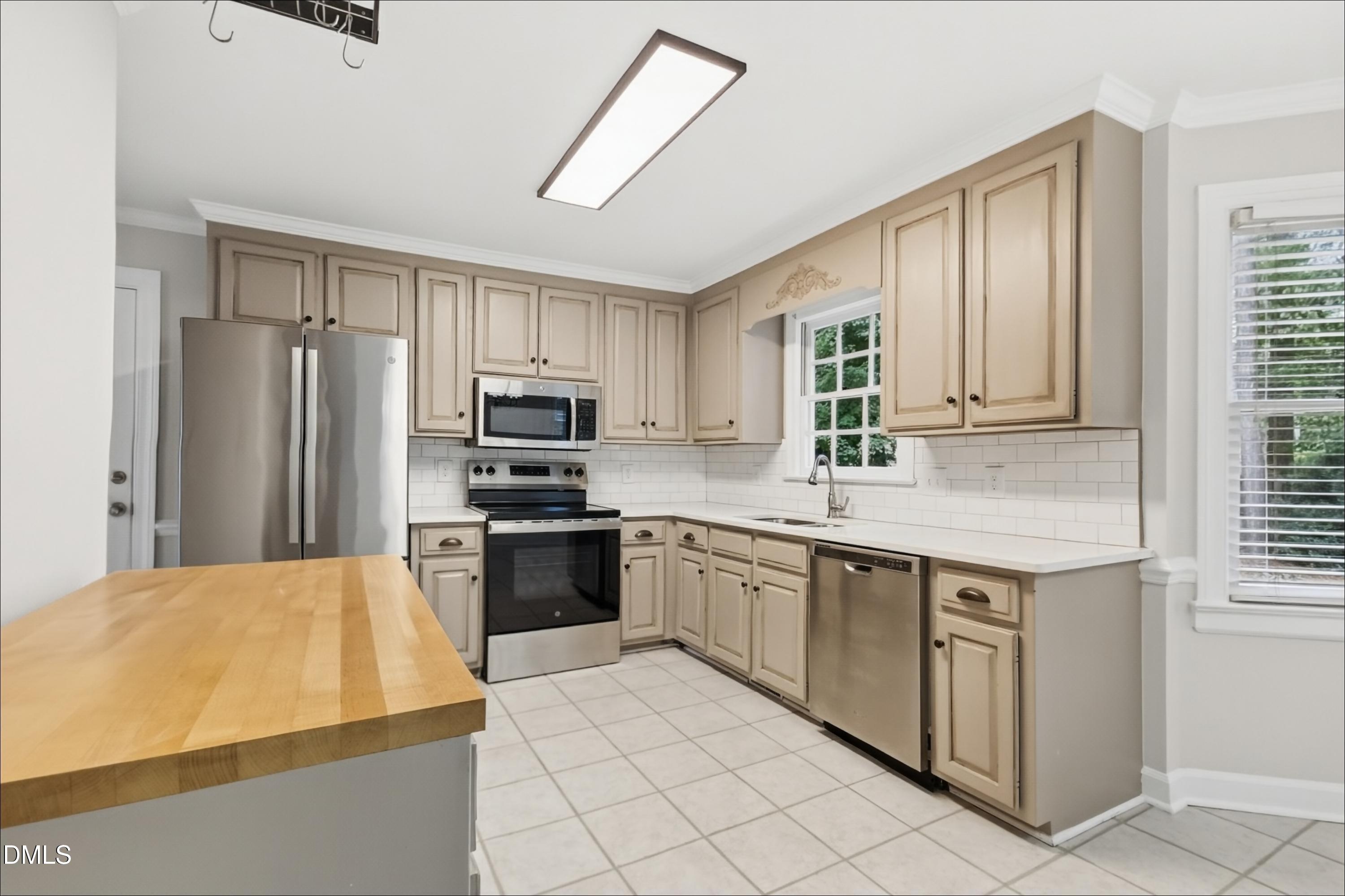 1808 Thorpshire Drive Property Photo 6