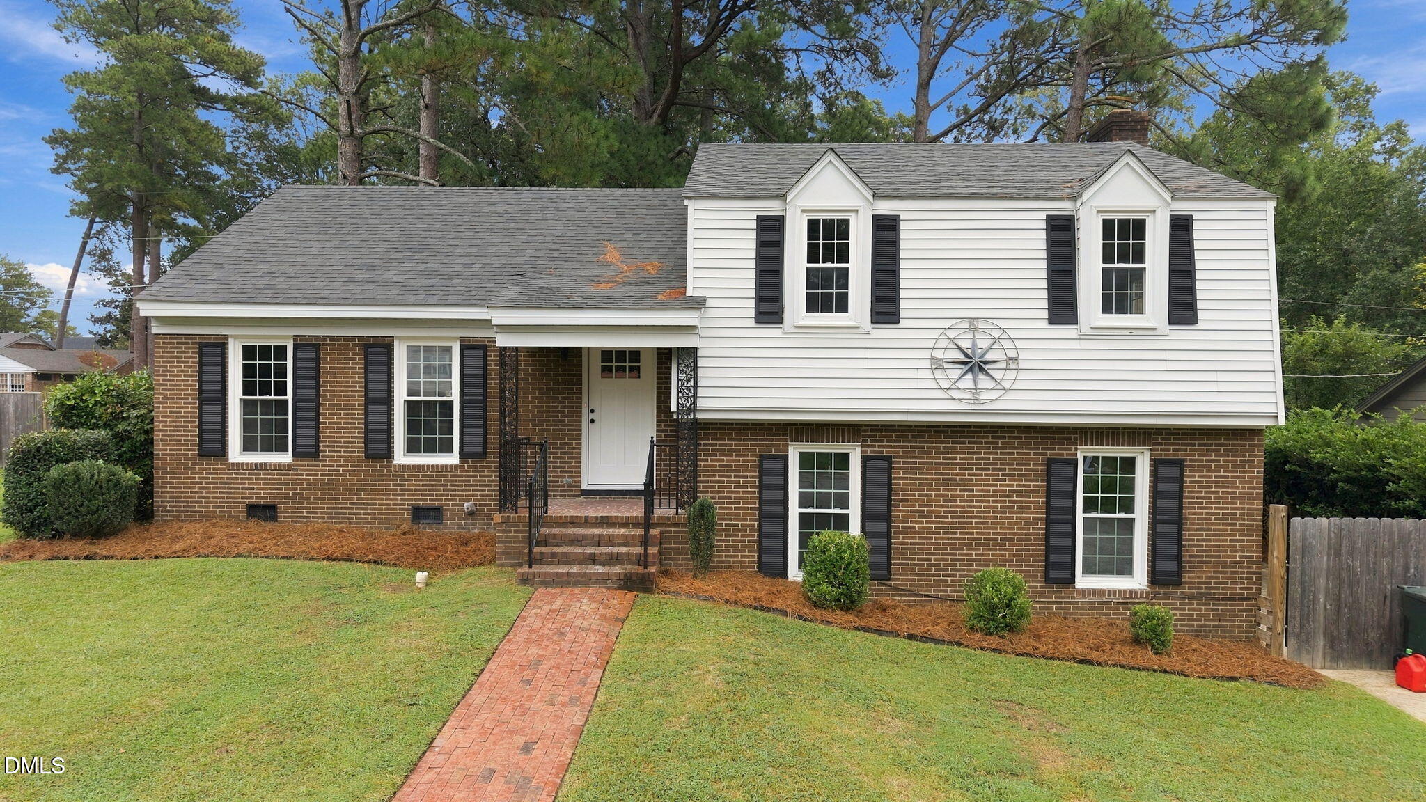2214 Somerset Drive N Property Photo 1