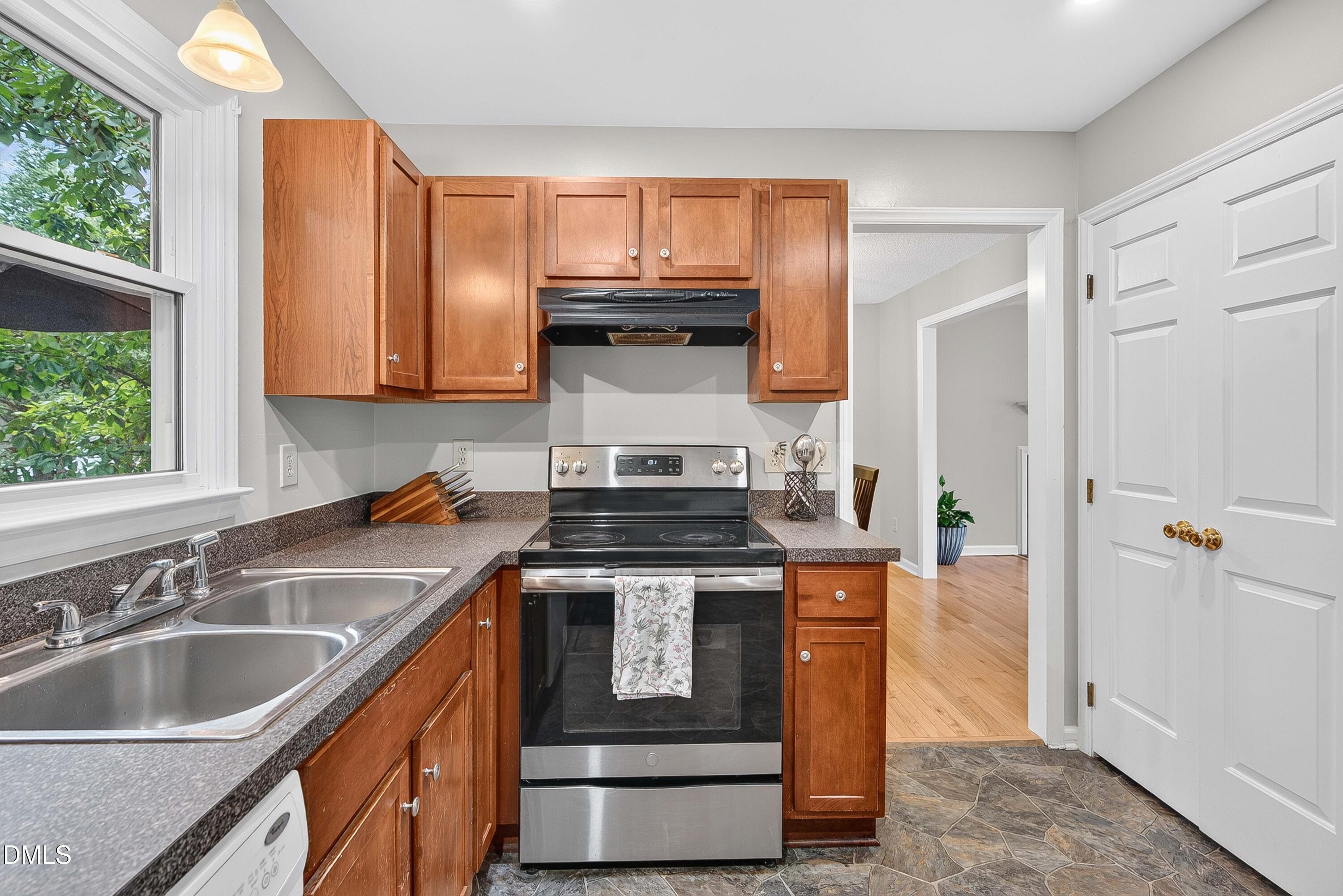 908 Clifford Drive Property Photo 12