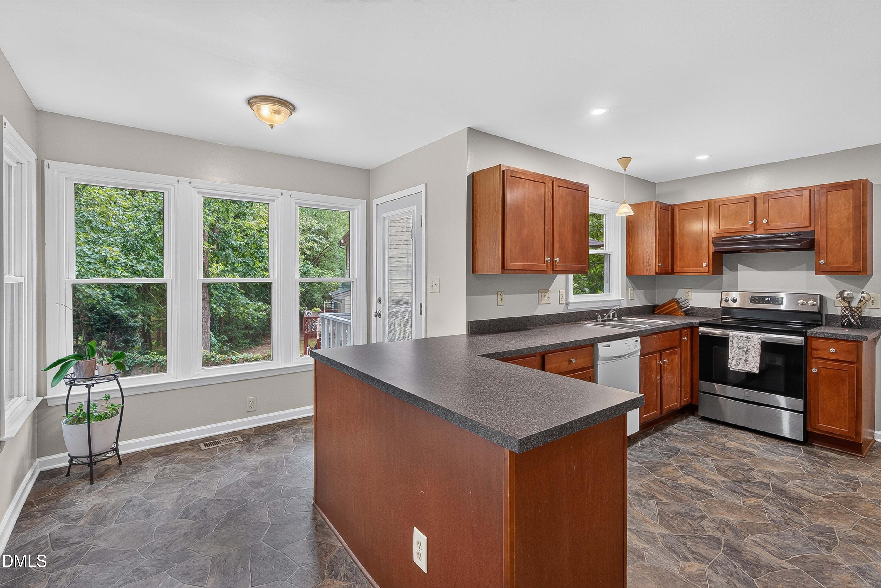 908 Clifford Drive Property Photo 13