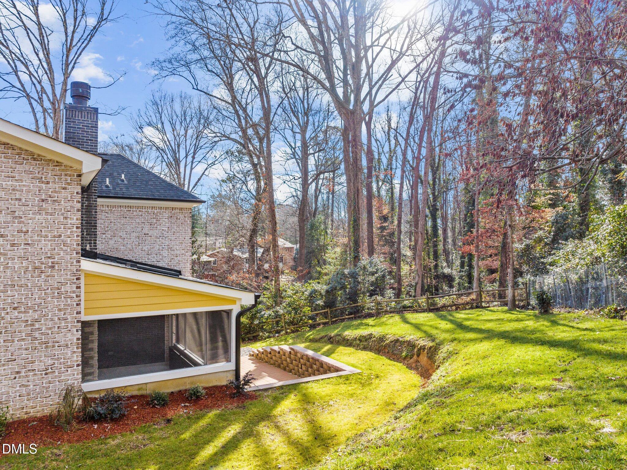 5019 Hollyridge Drive Property Photo 4