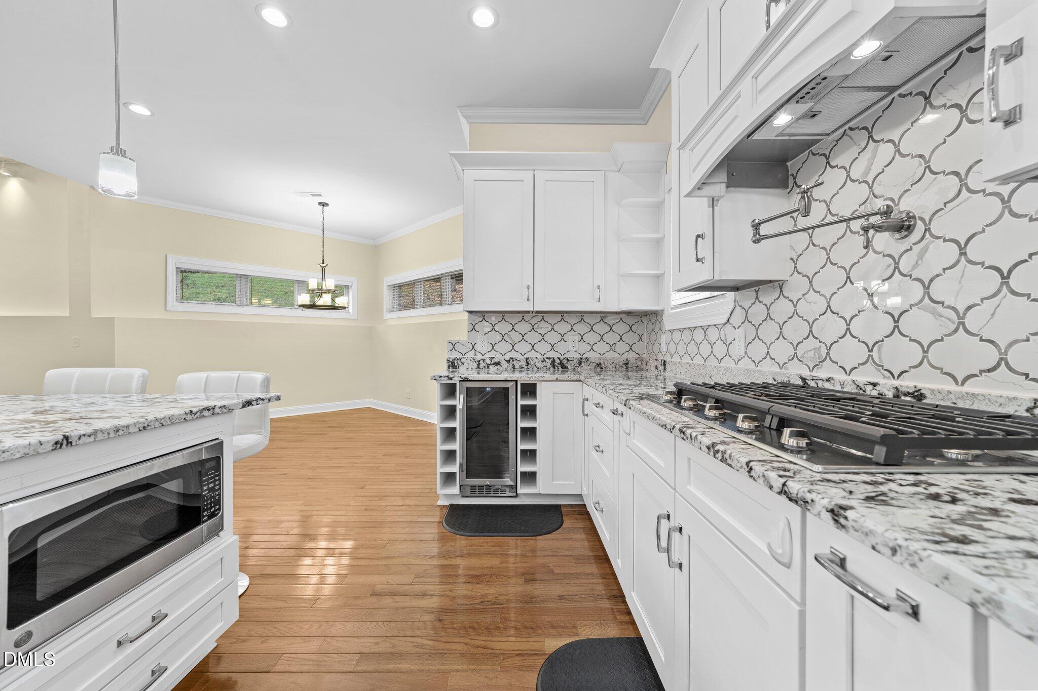5019 Hollyridge Drive Property Photo 10