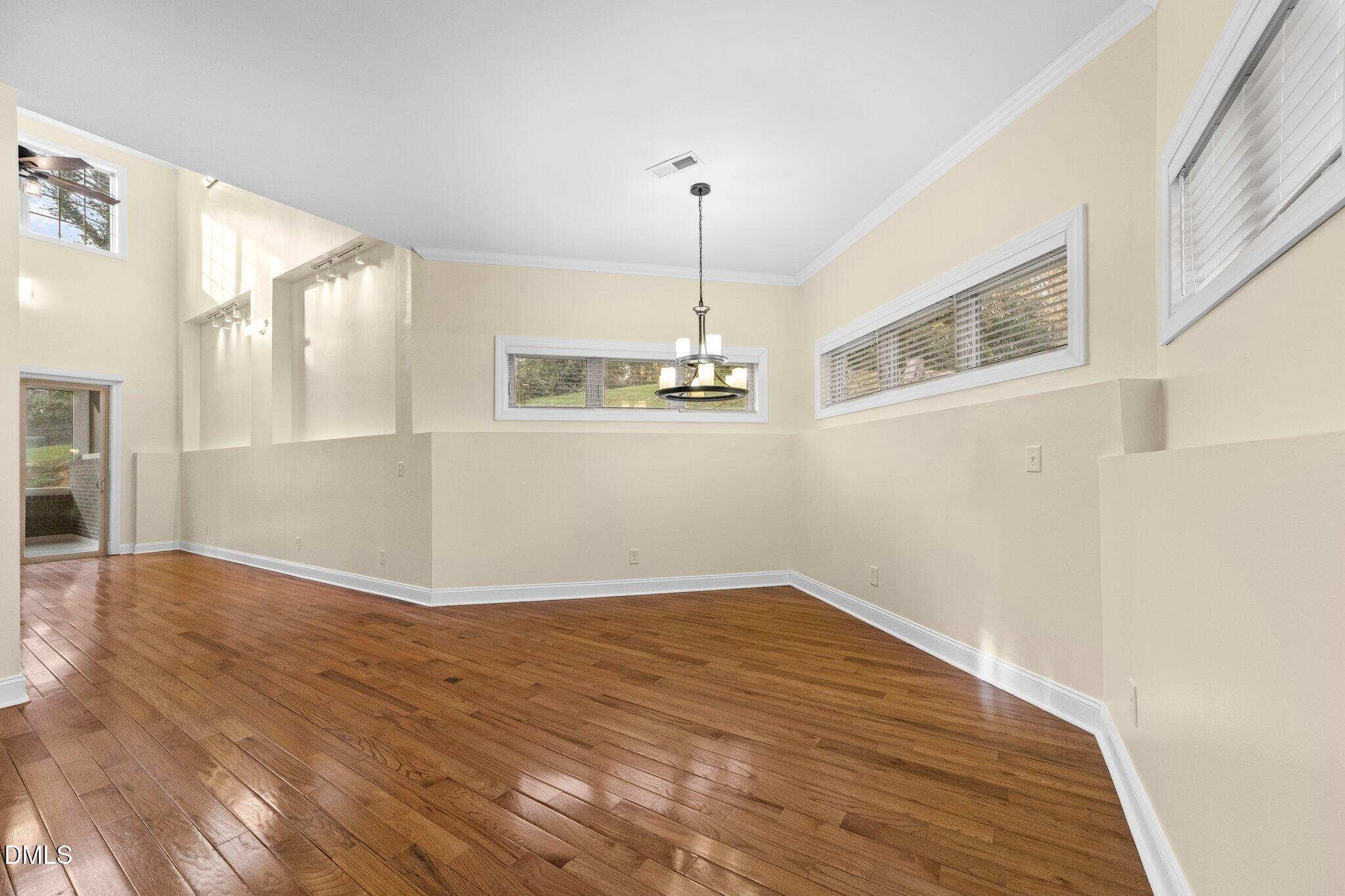 5019 Hollyridge Drive Property Photo 13