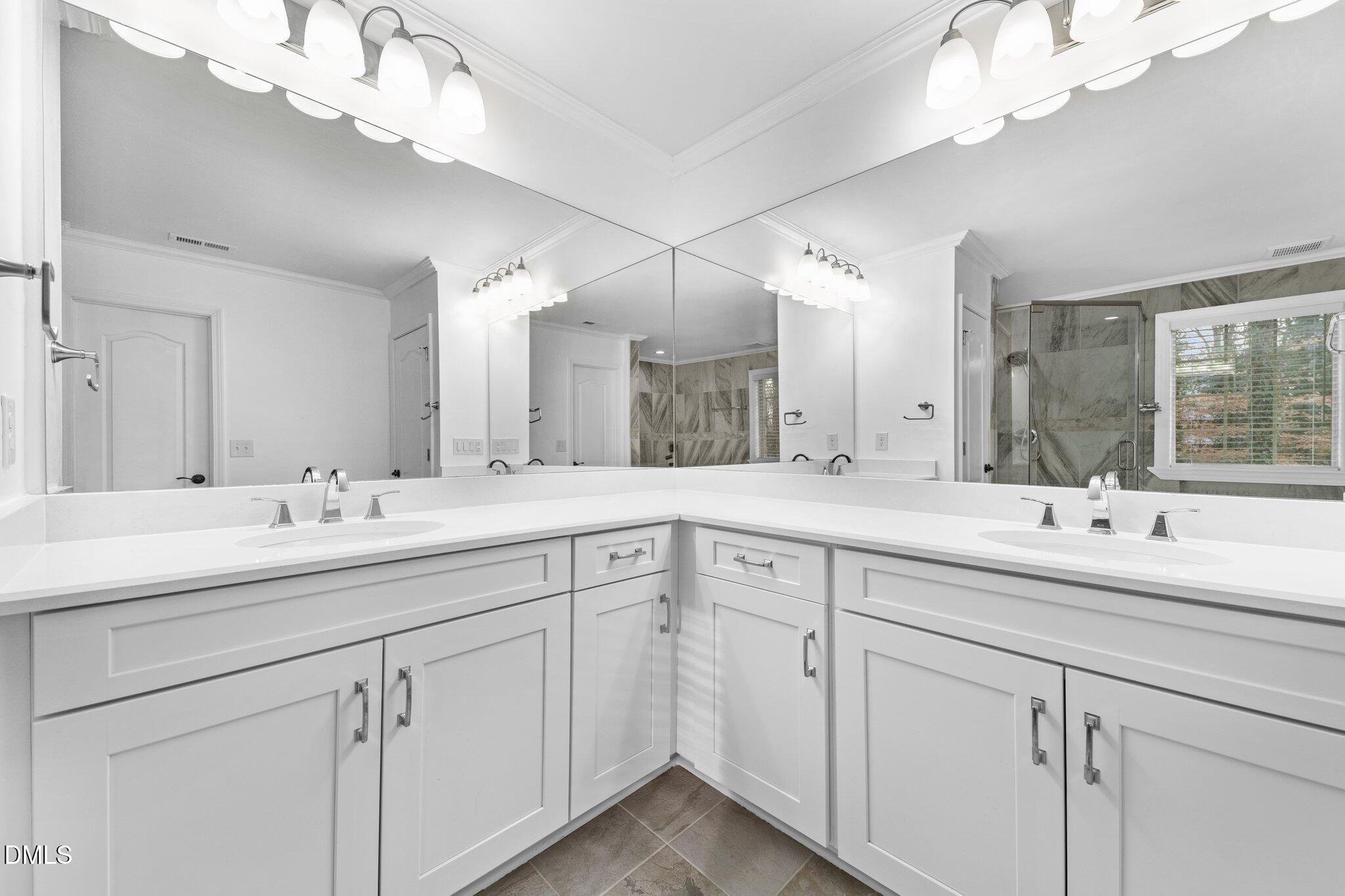 5019 Hollyridge Drive Property Photo 17