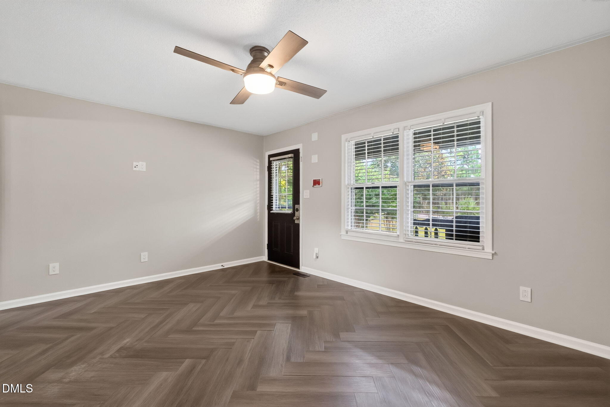 209 Chic Ennis Road Property Photo 6