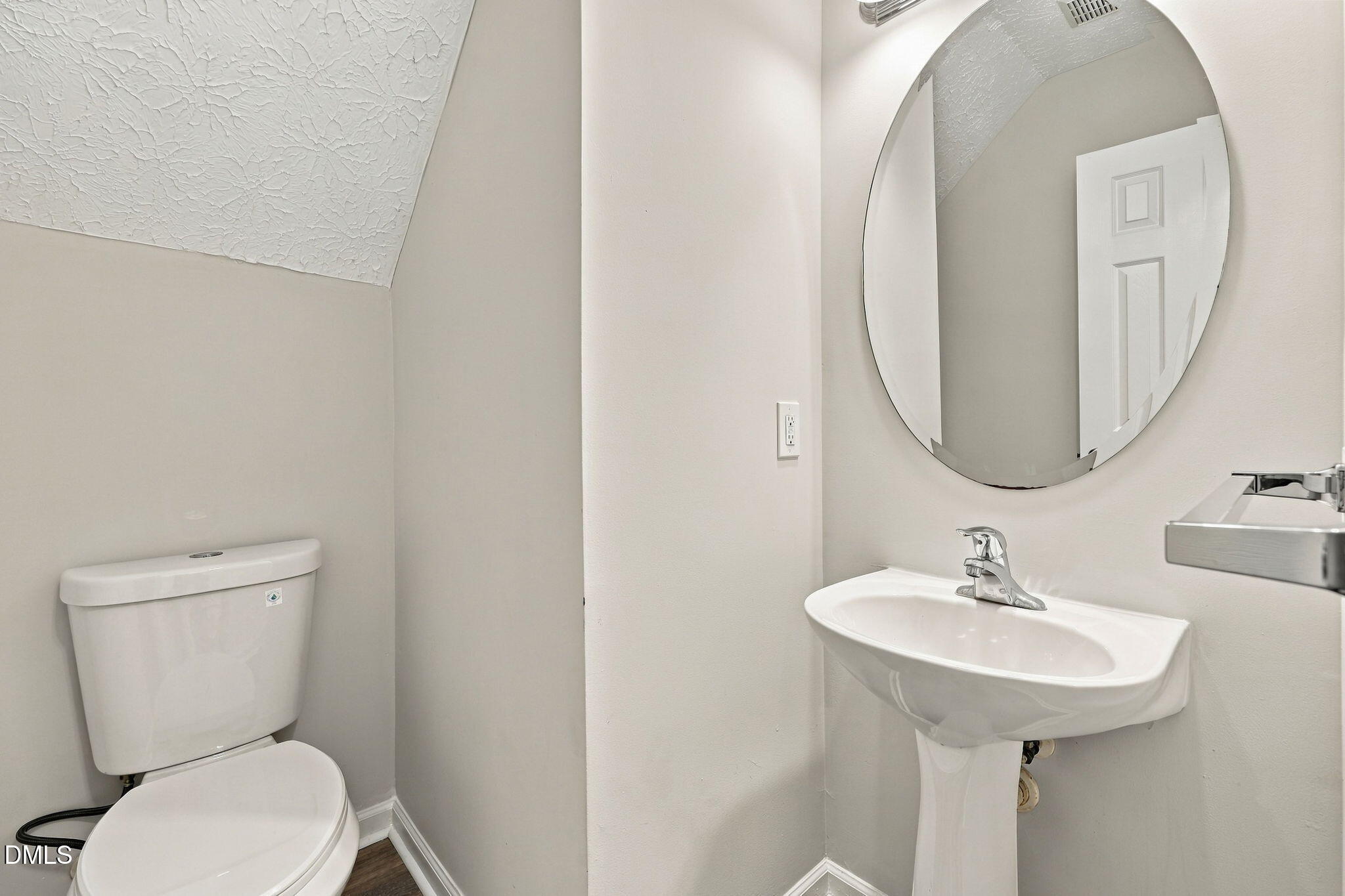 5313 Dilbagh Drive Property Photo 17