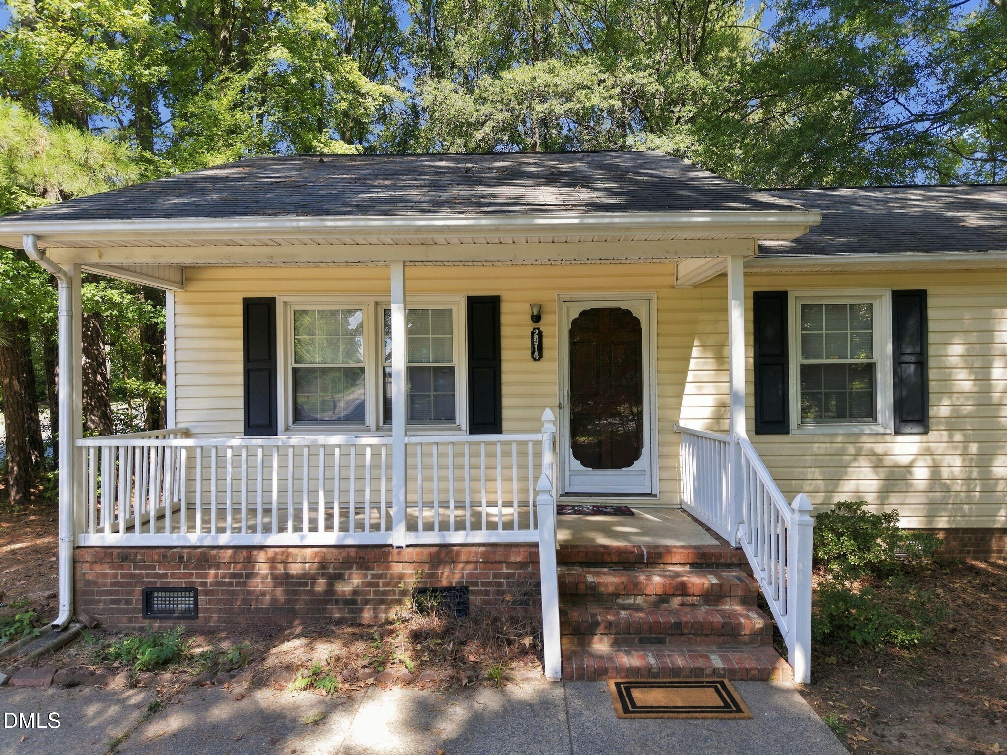 2914 Pinetree Court Property Photo 2