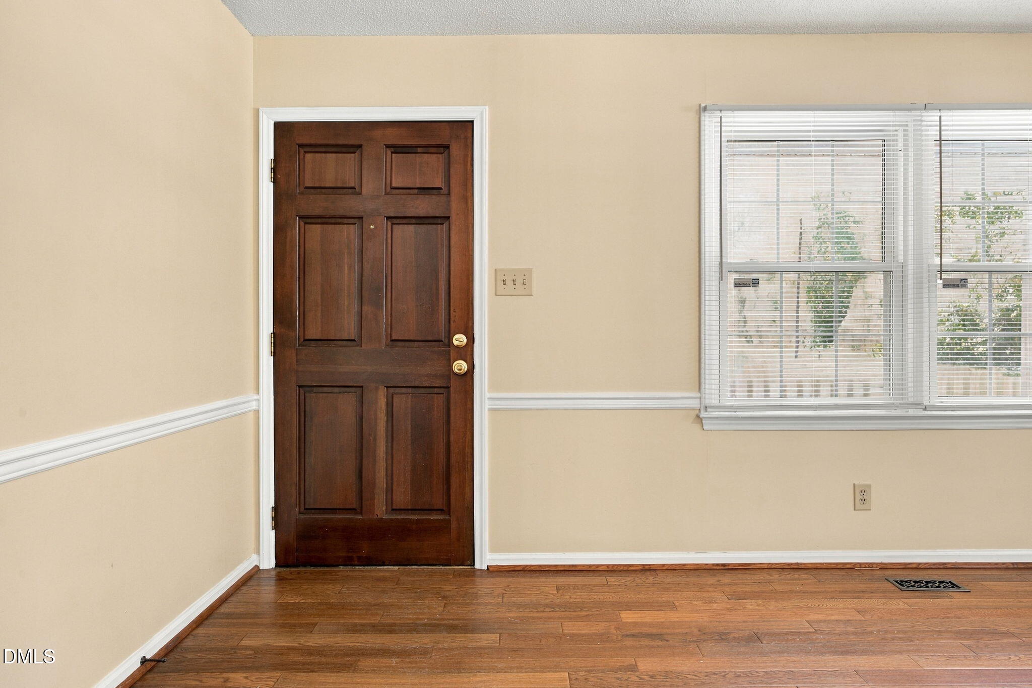 2914 Pinetree Court Property Photo 3