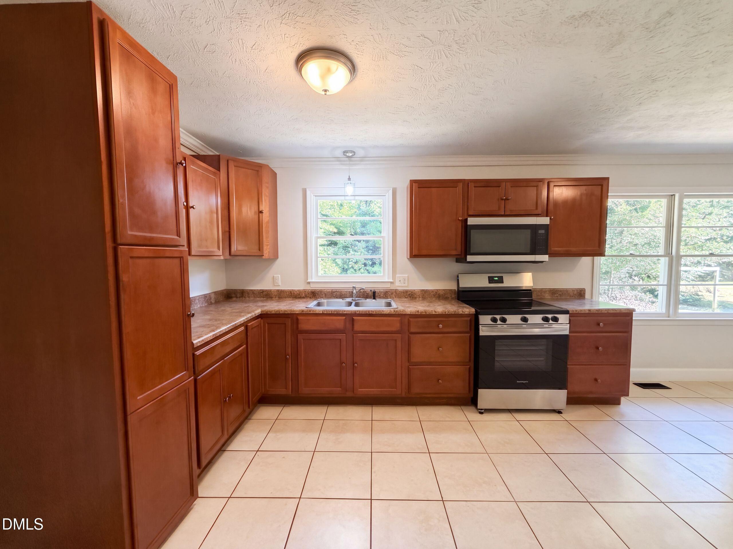 3224 Sandhill Drive Property Photo 2