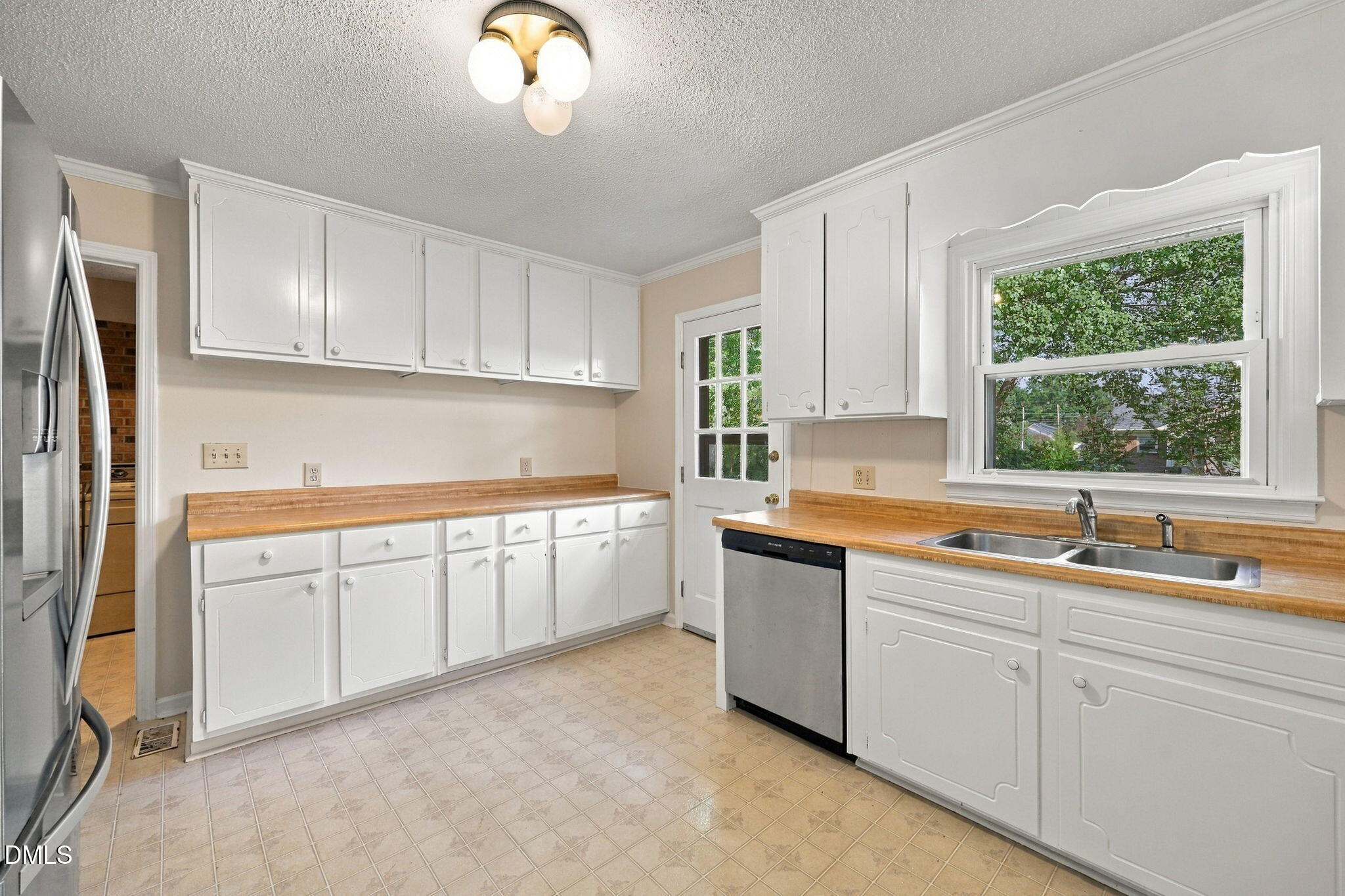 100 E C Street Property Photo 7