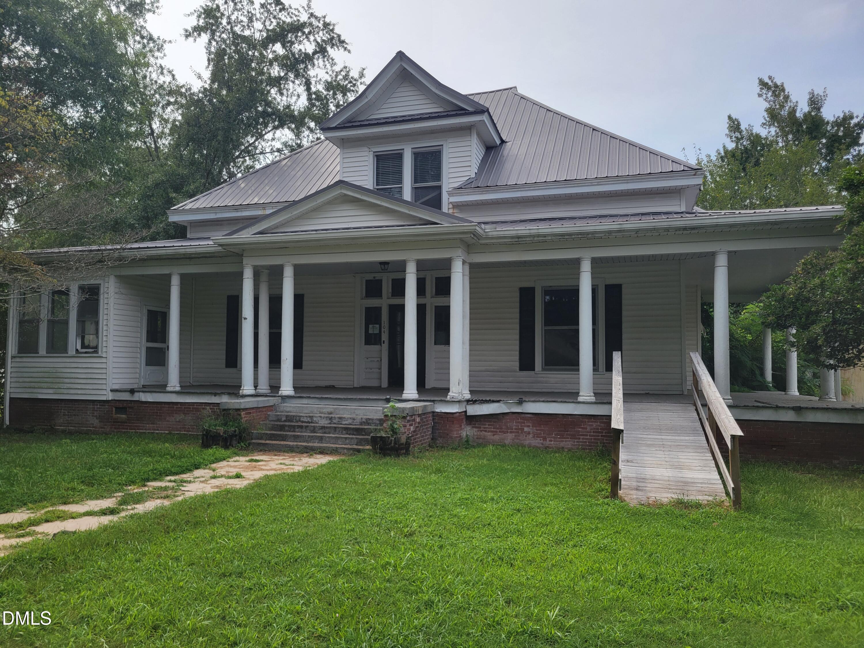 104 S New Street Property Photo 1
