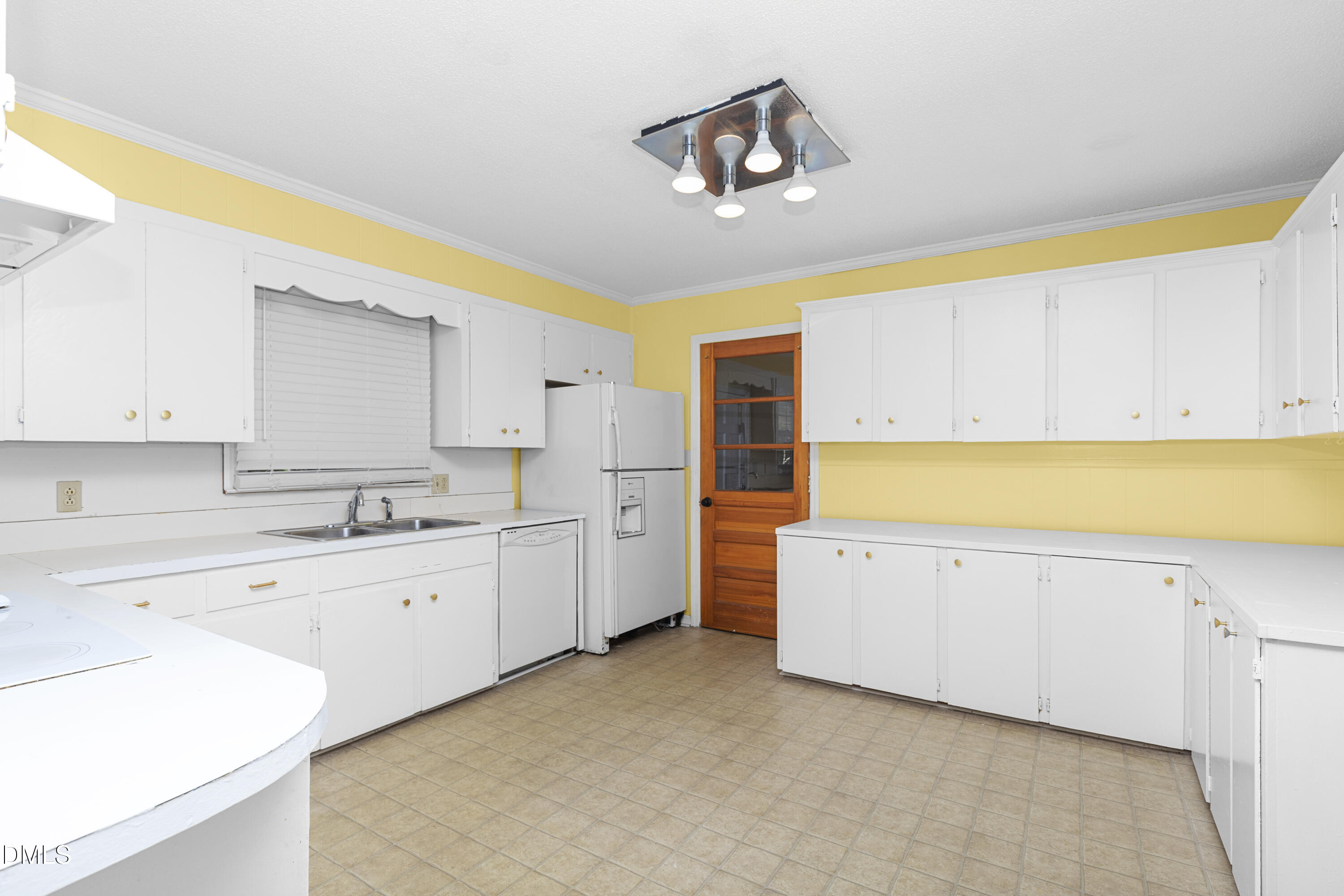 700 E Harnett Street Property Photo 4