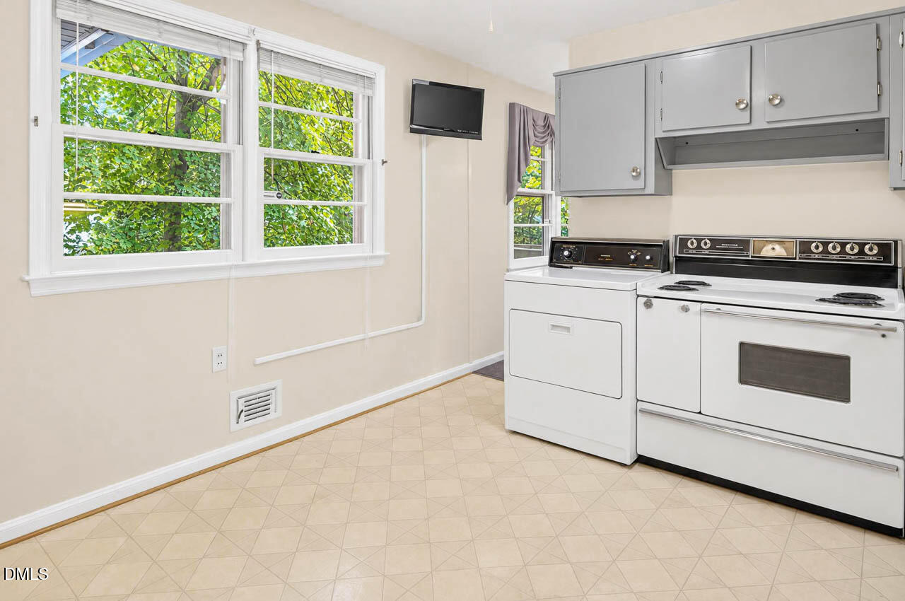 2126 Woodview Drive Property Photo 11