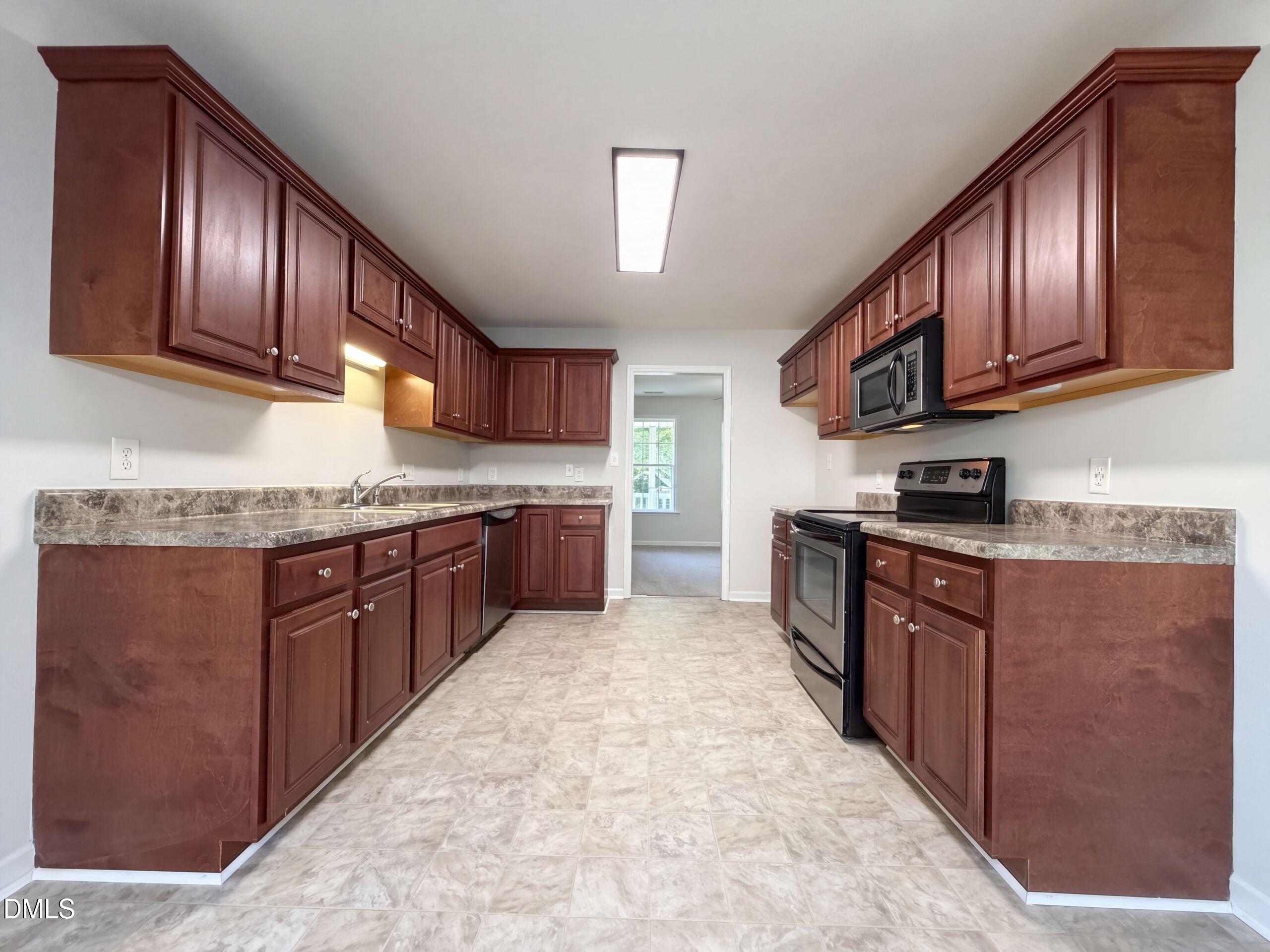 123 Gatwick Court Property Photo 2