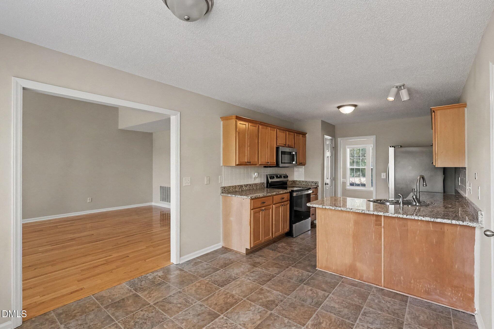 6805 Stevens Oaks Drive Property Photo 4
