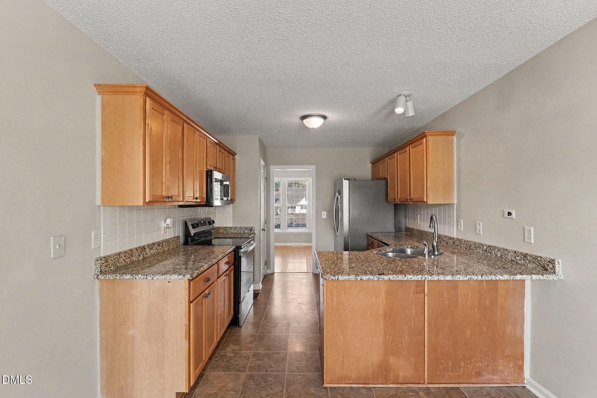 6805 Stevens Oaks Drive Property Photo 5