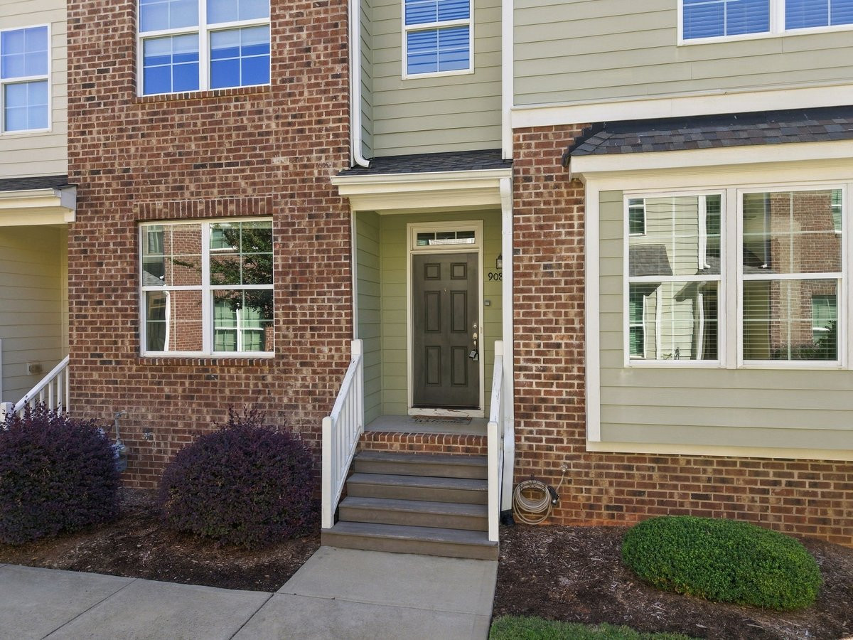 908 Laurel Gate Drive Property Photo 2