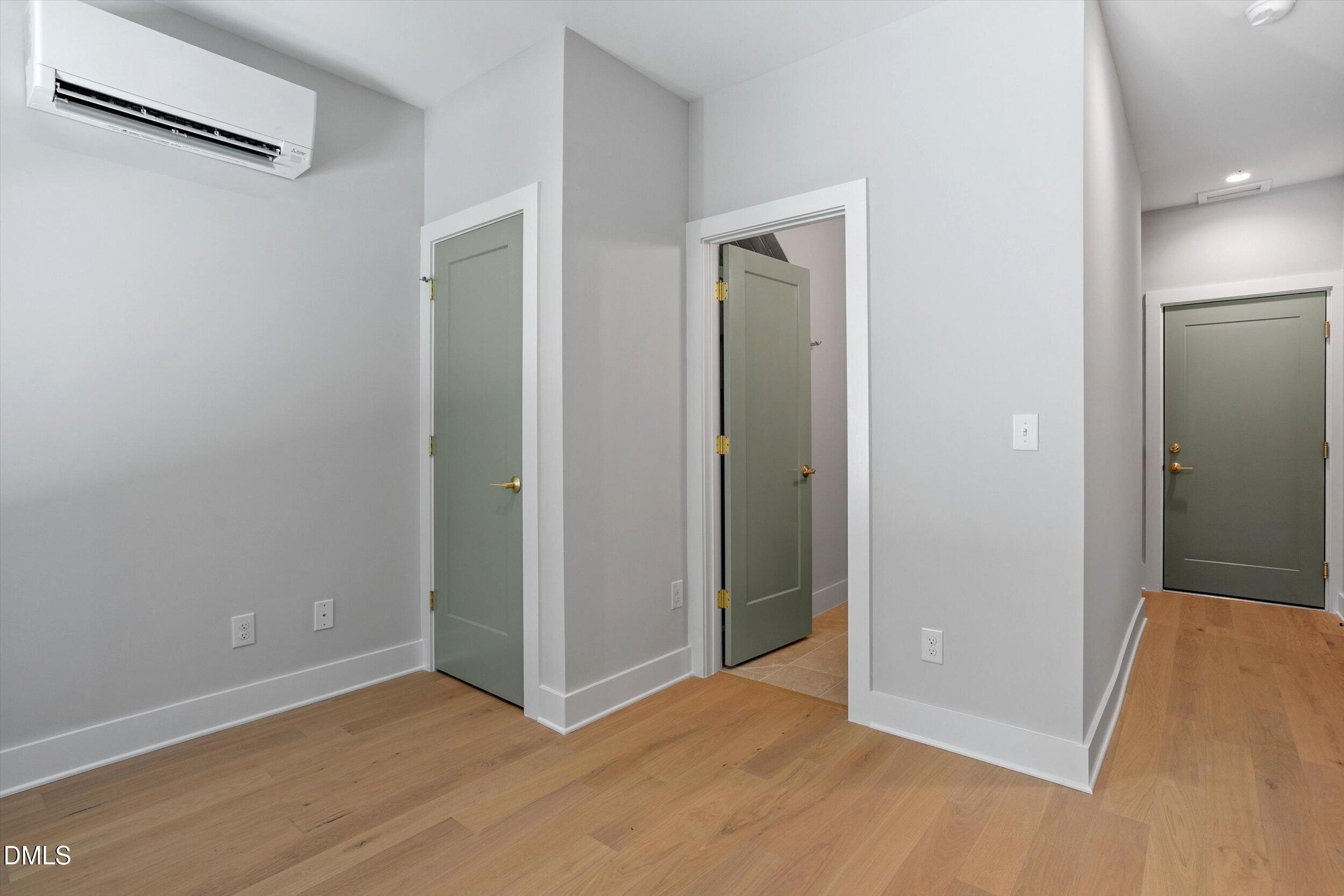 807 Niantic Street Property Photo 4