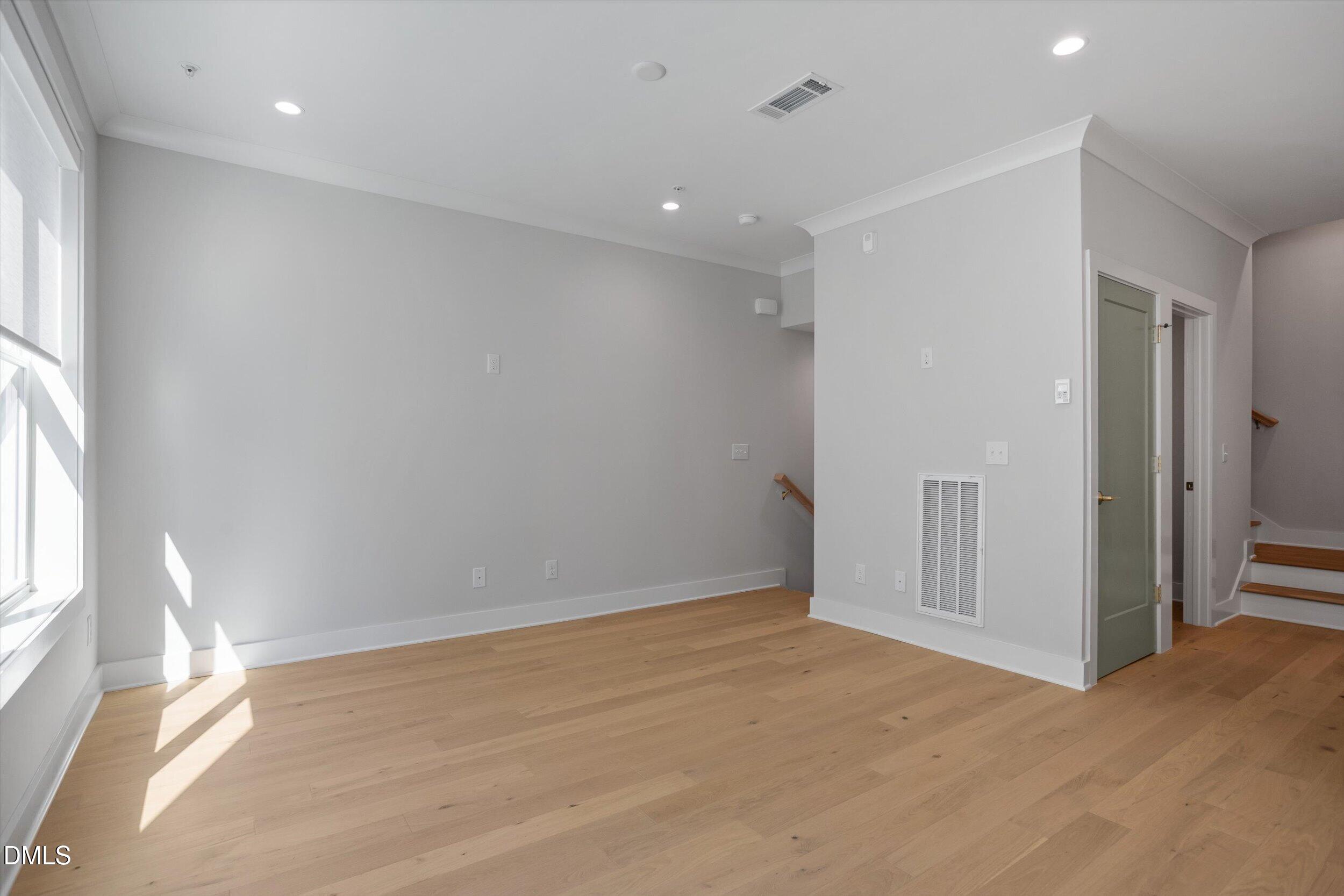 807 Niantic Street Property Photo 5