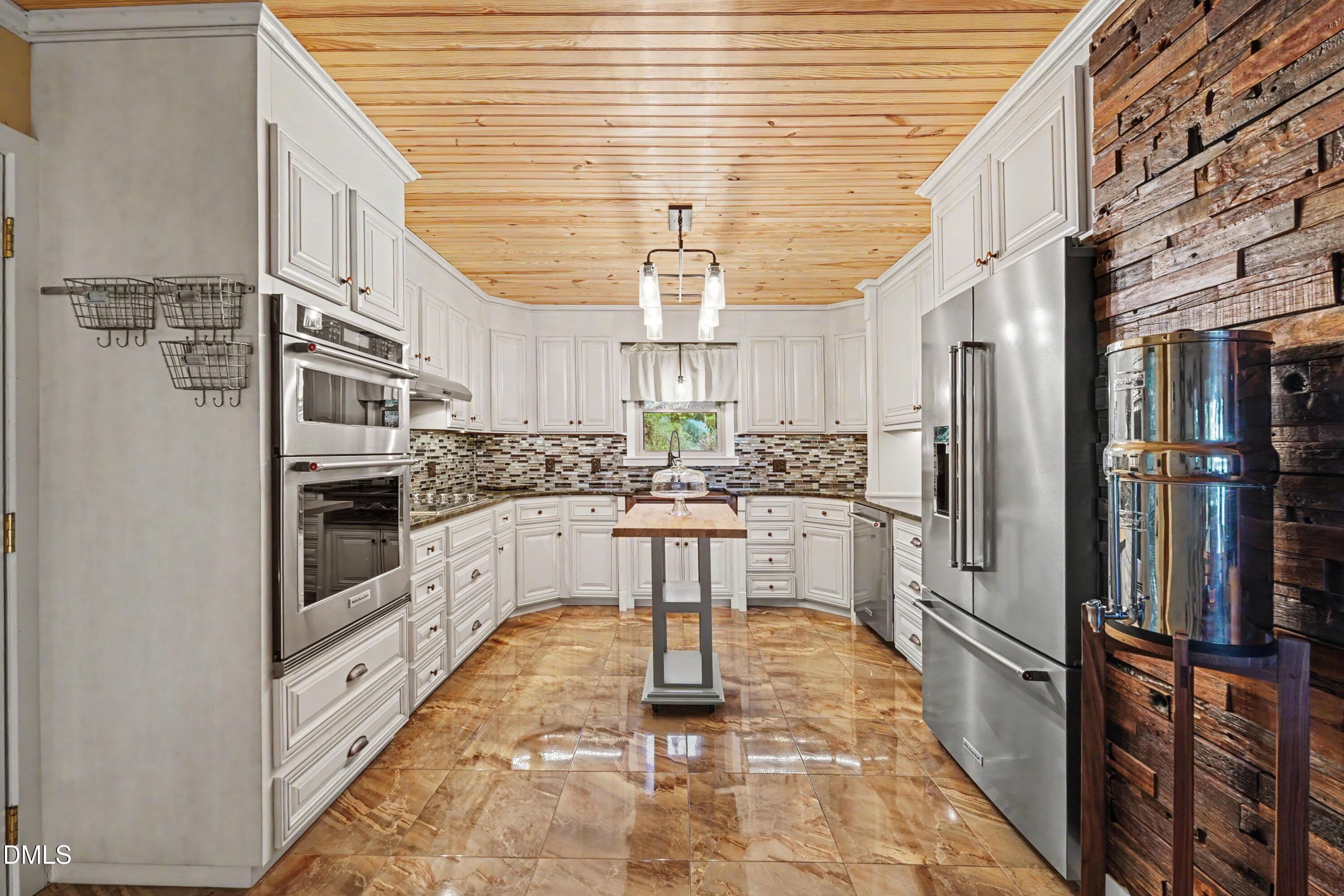 1041 Emerald Shores Road Property Photo 5