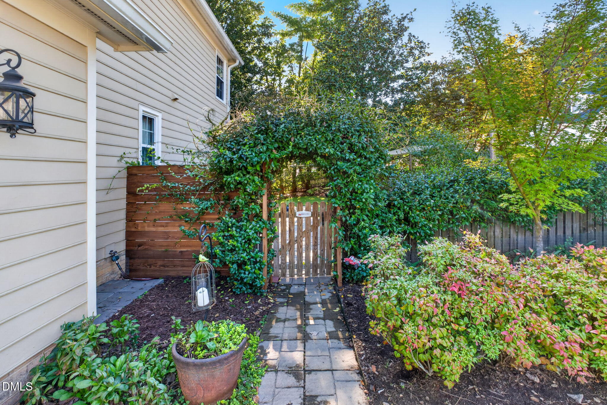 100 Glensford Way Property Photo 2