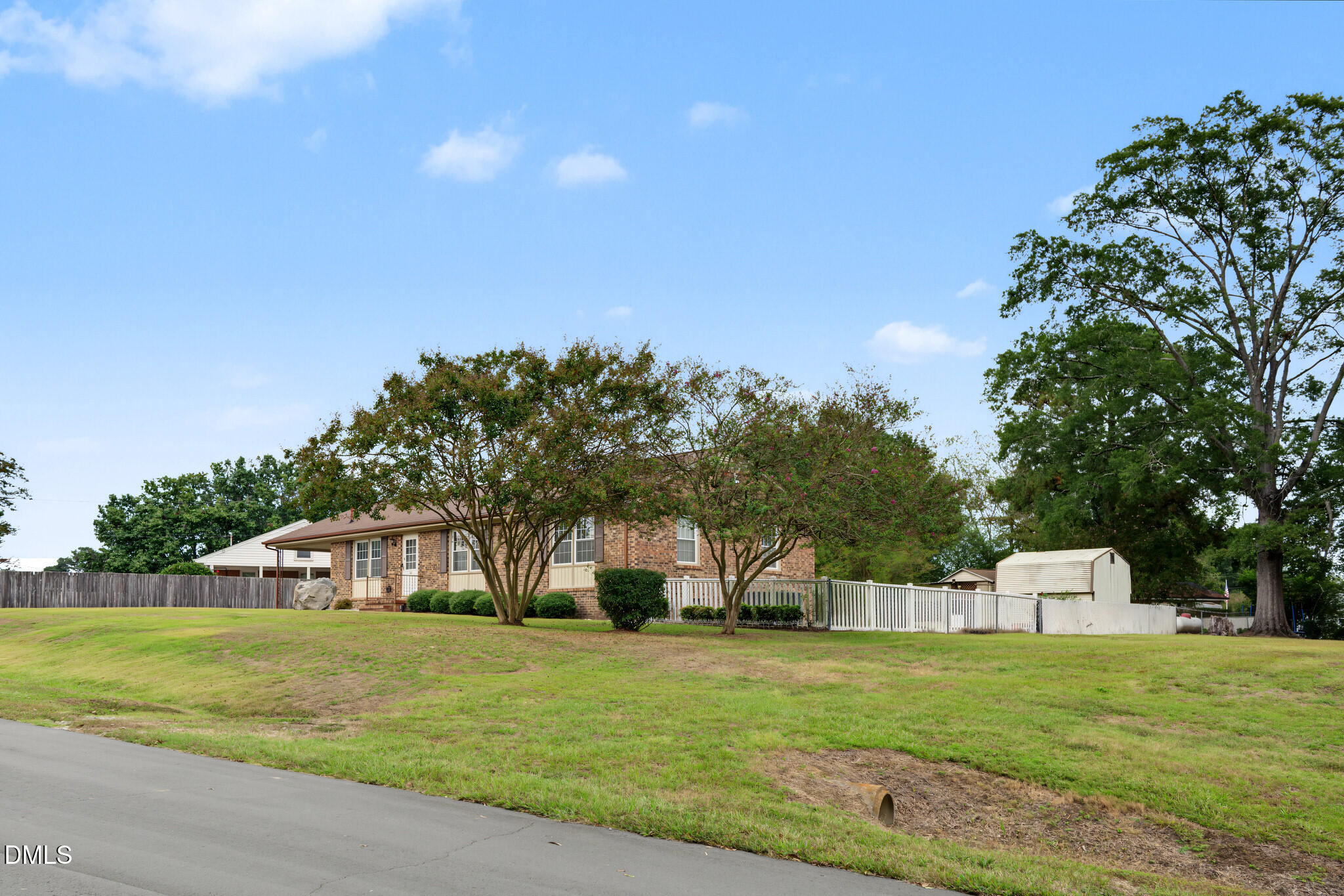212 E Westwood Drive Property Photo 4