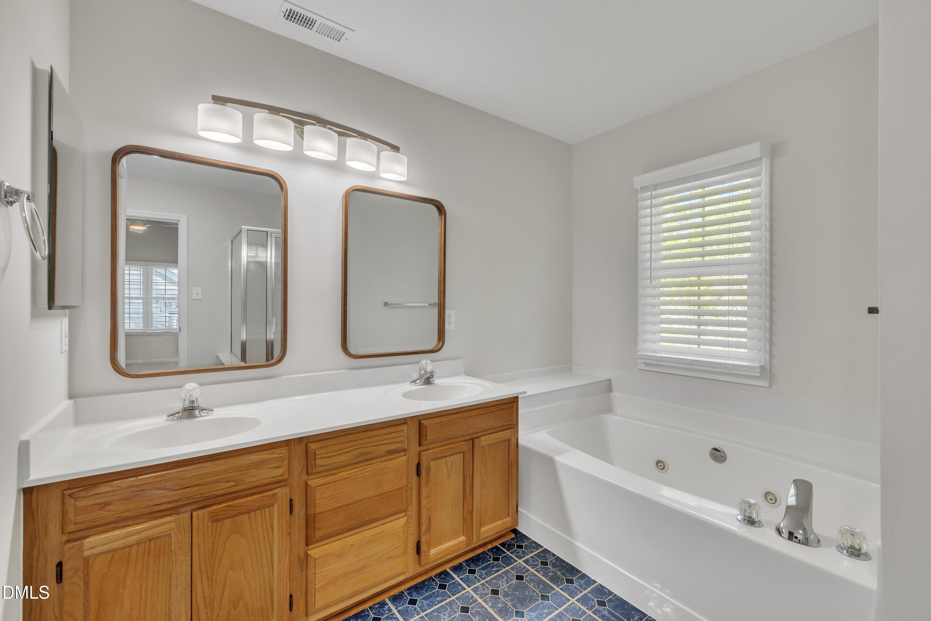 102 Cove Creek Drive Property Photo 27