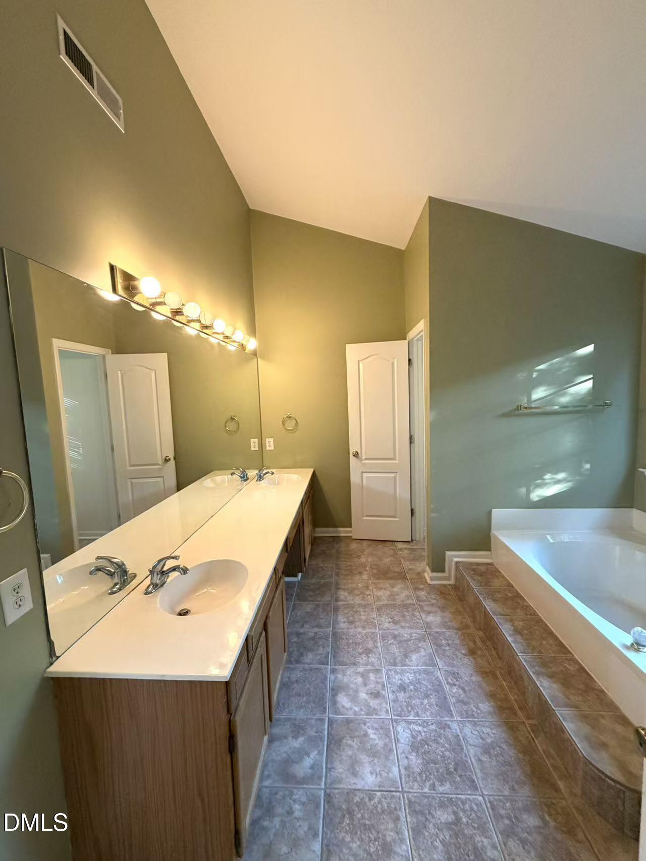 102 Pellinore Court Property Photo 38