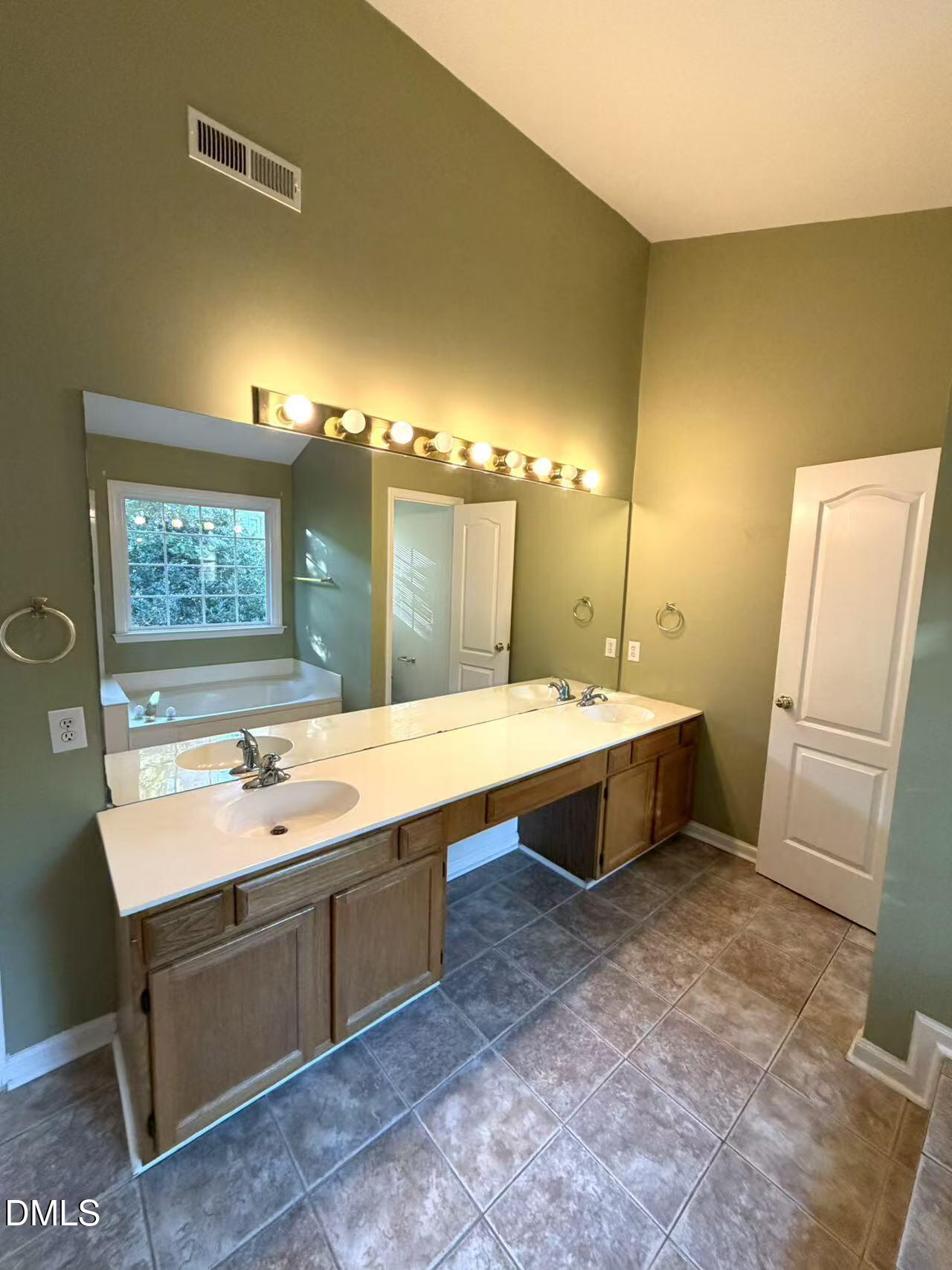 102 Pellinore Court Property Photo 39