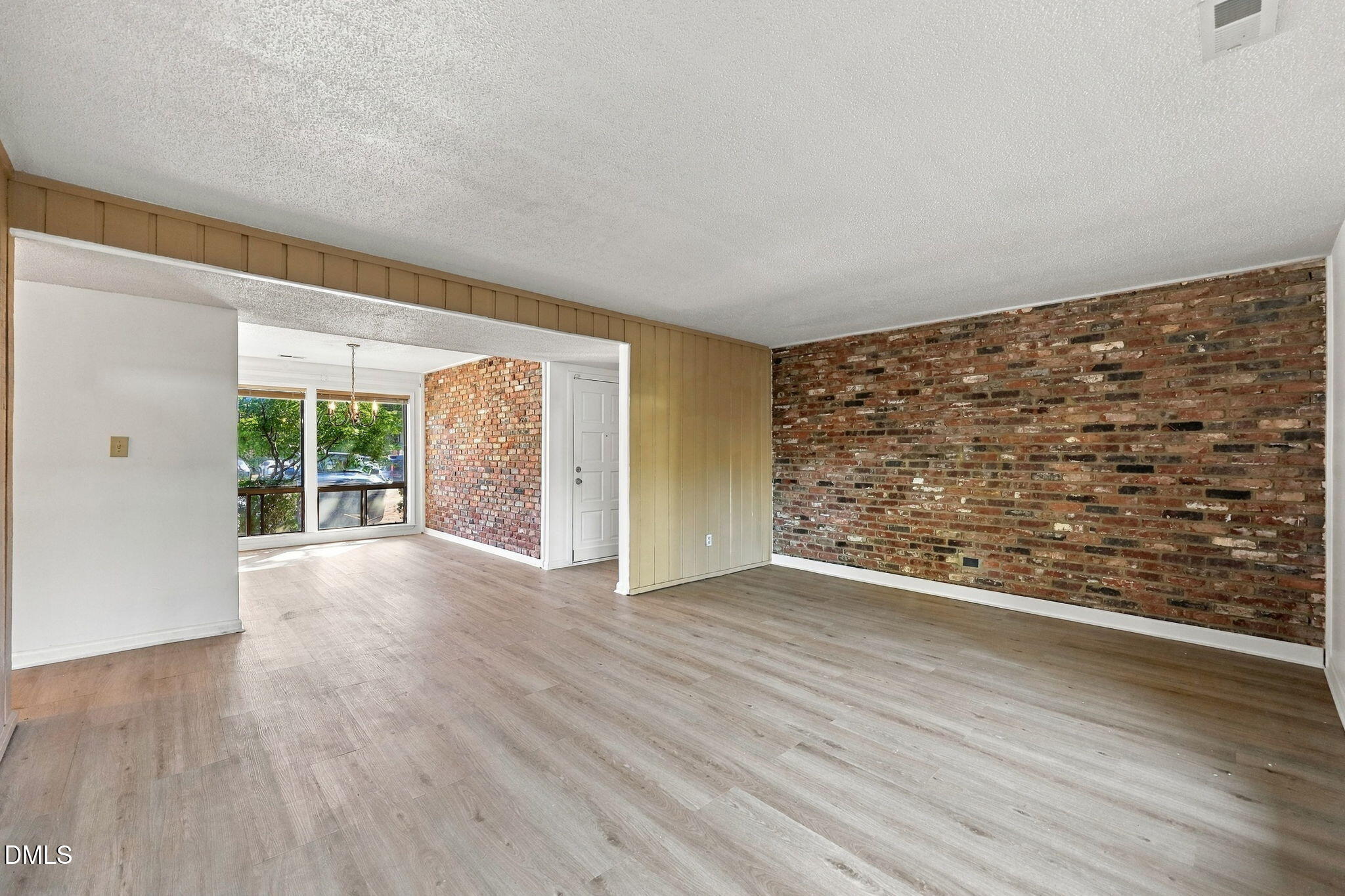 305 Oak Tree Property Photo 4