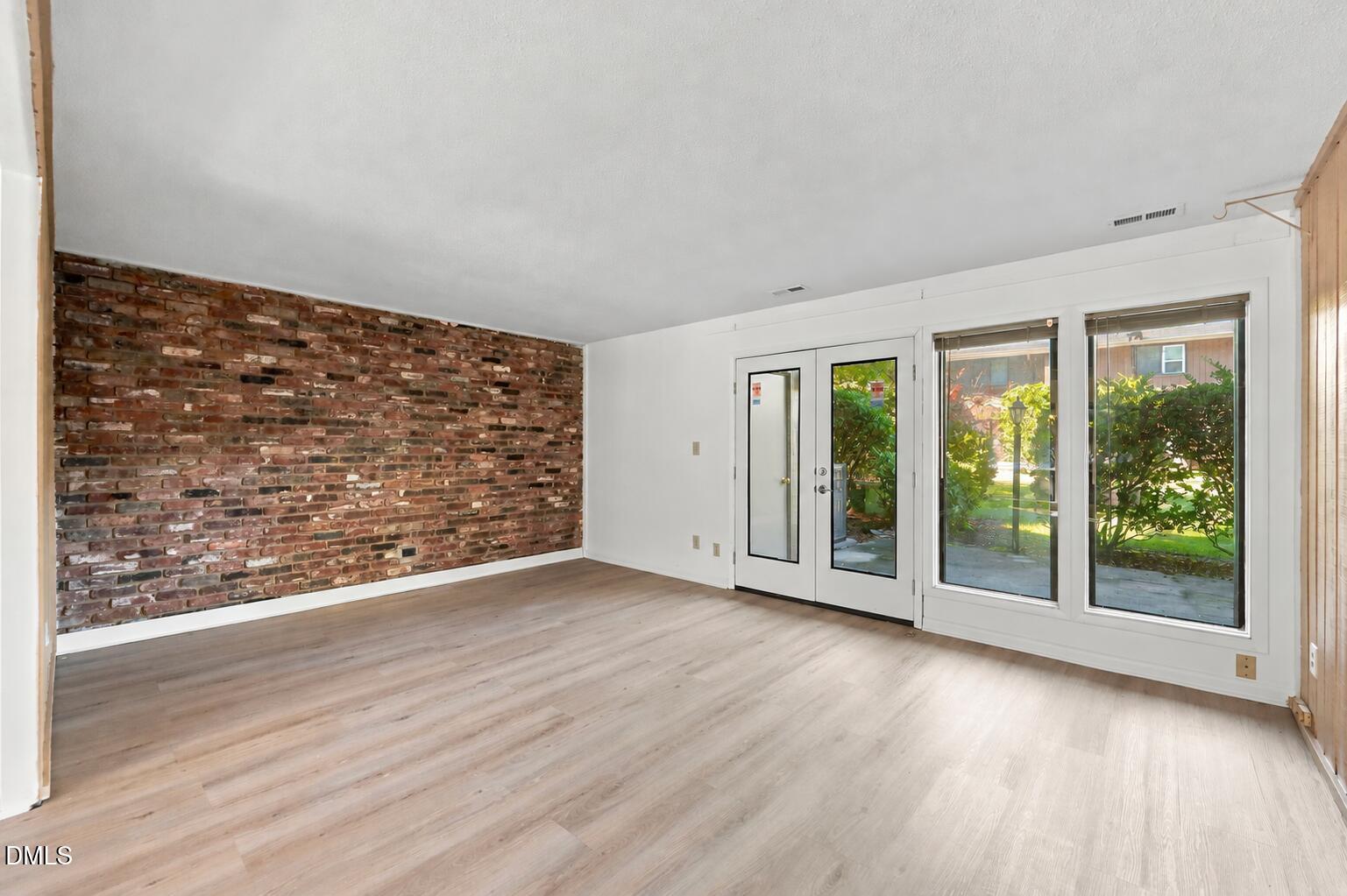 305 Oak Tree Property Photo 5