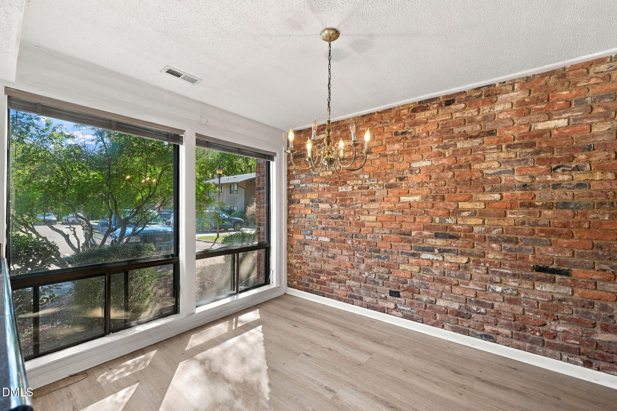 305 Oak Tree Property Photo 6