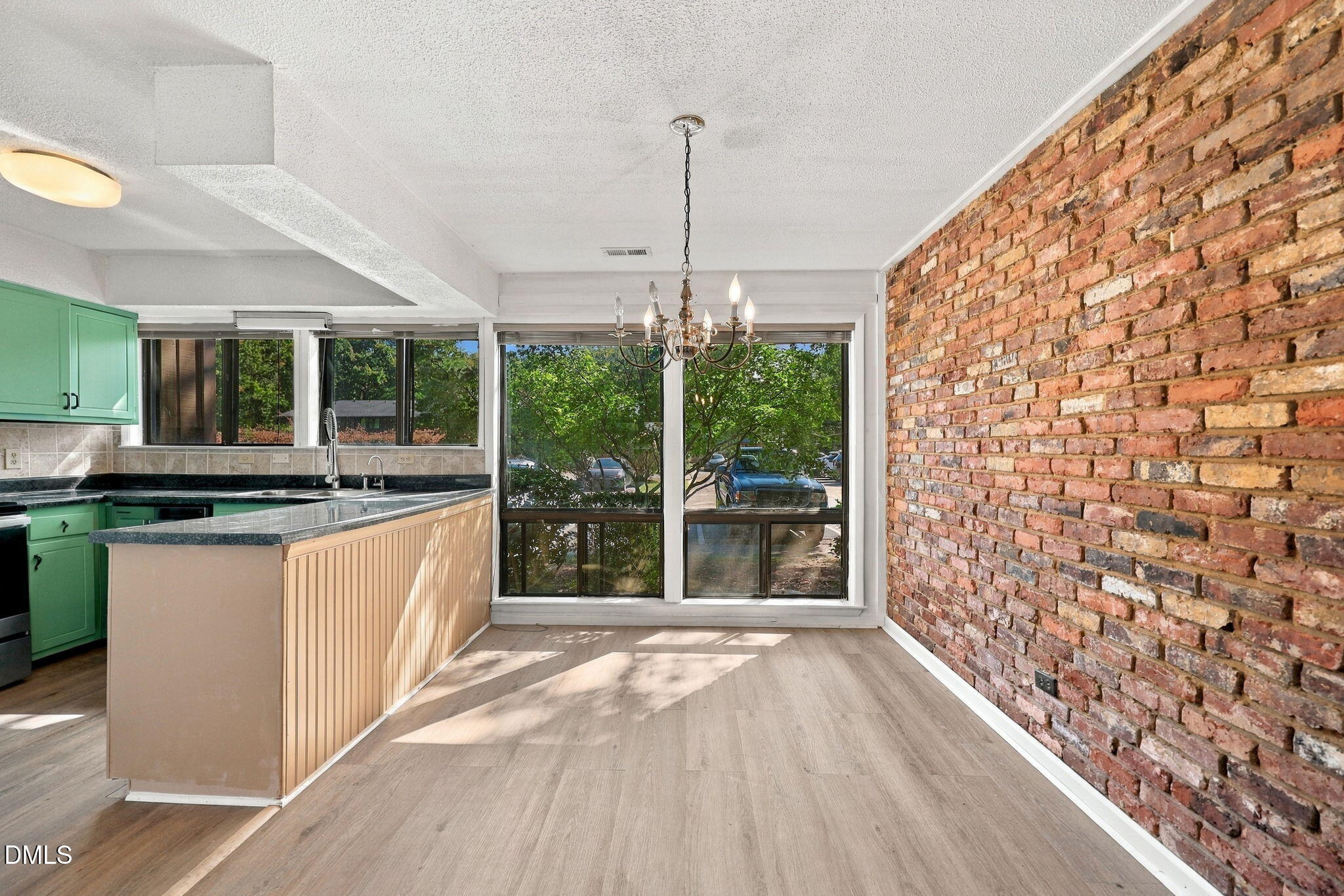 305 Oak Tree Property Photo 8