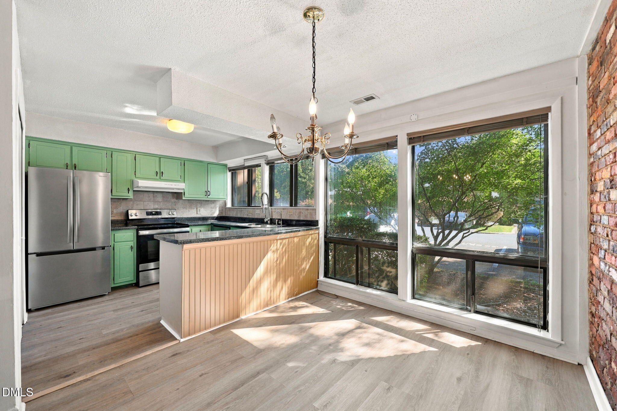 305 Oak Tree Property Photo 9
