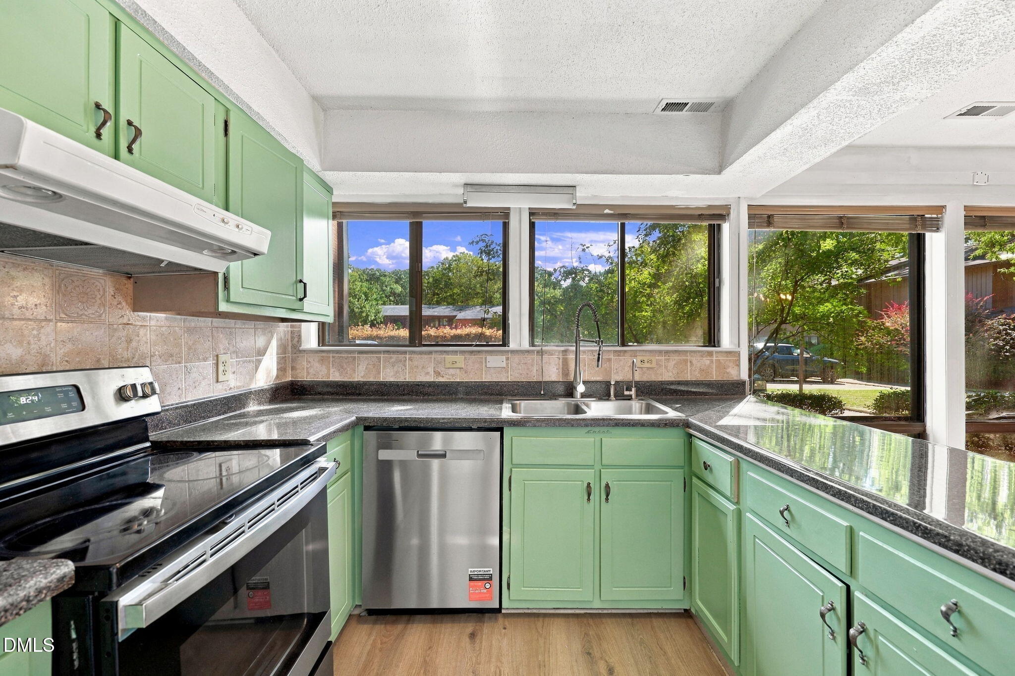 305 Oak Tree Property Photo 11