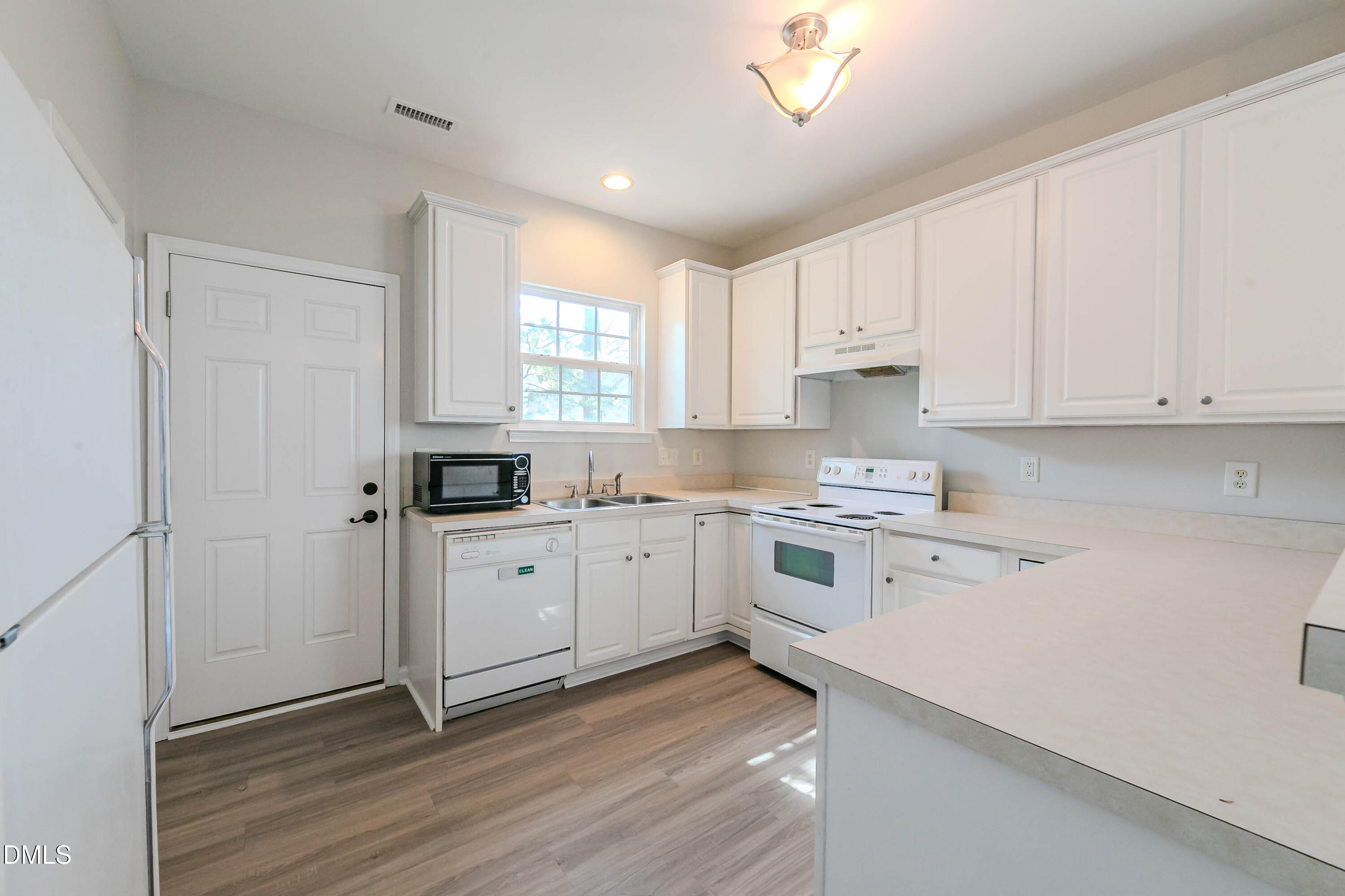 1014 Red Hat Lane Property Photo 12