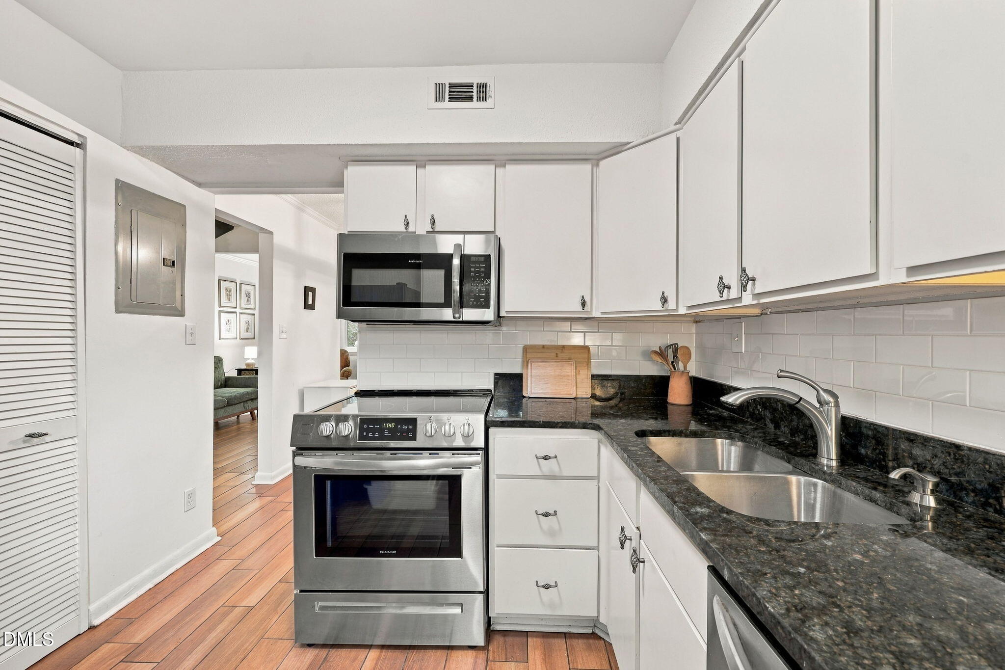 220 Elizabeth Street Property Photo 13