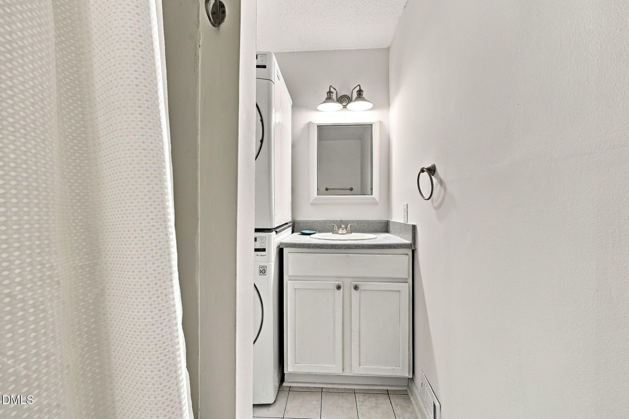 220 Elizabeth Street Property Photo 22