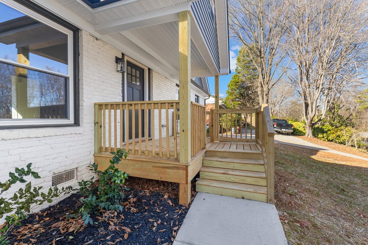 1009 Benjamin Parkway Property Photo 3