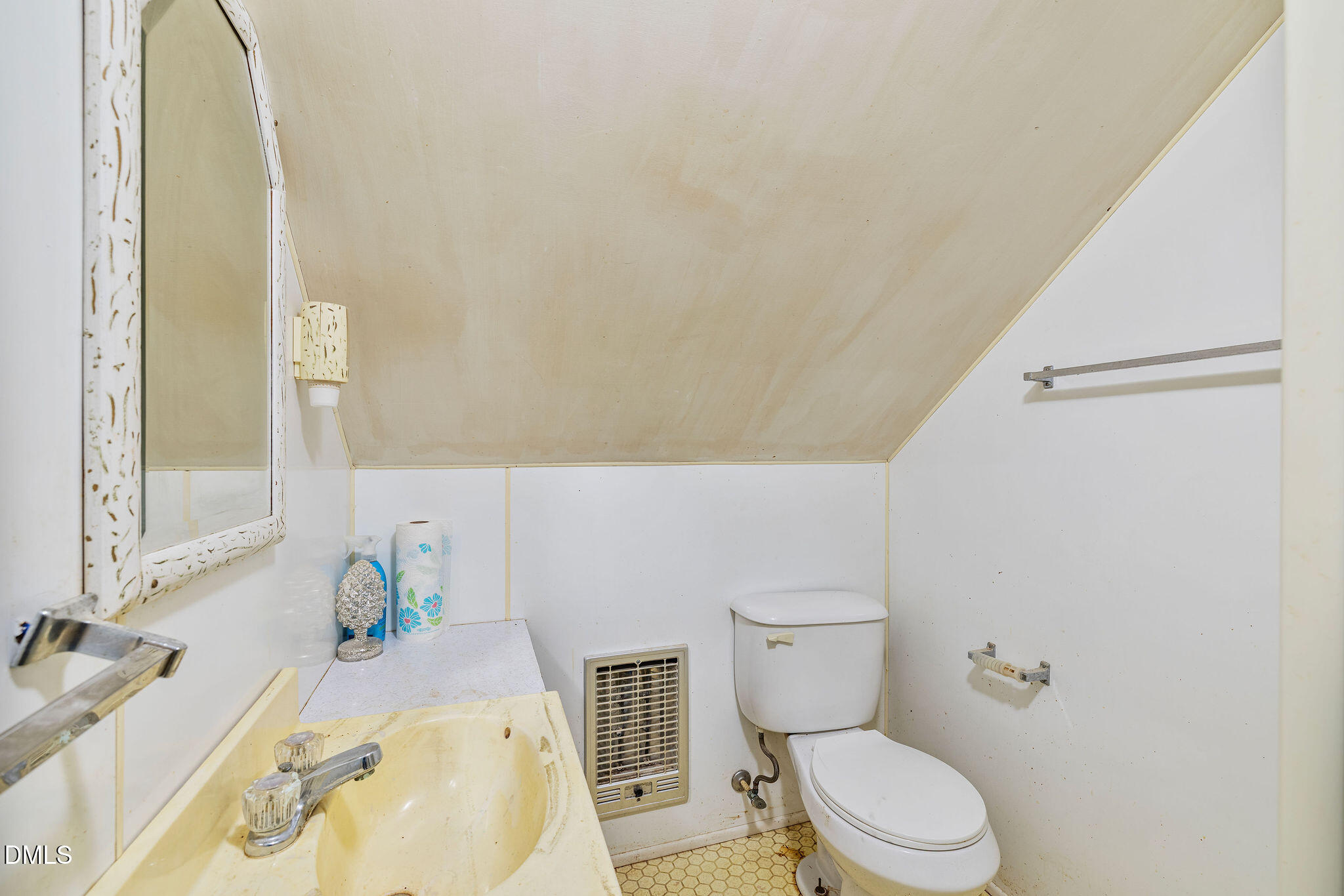 410 E 2nd Street Property Photo 18