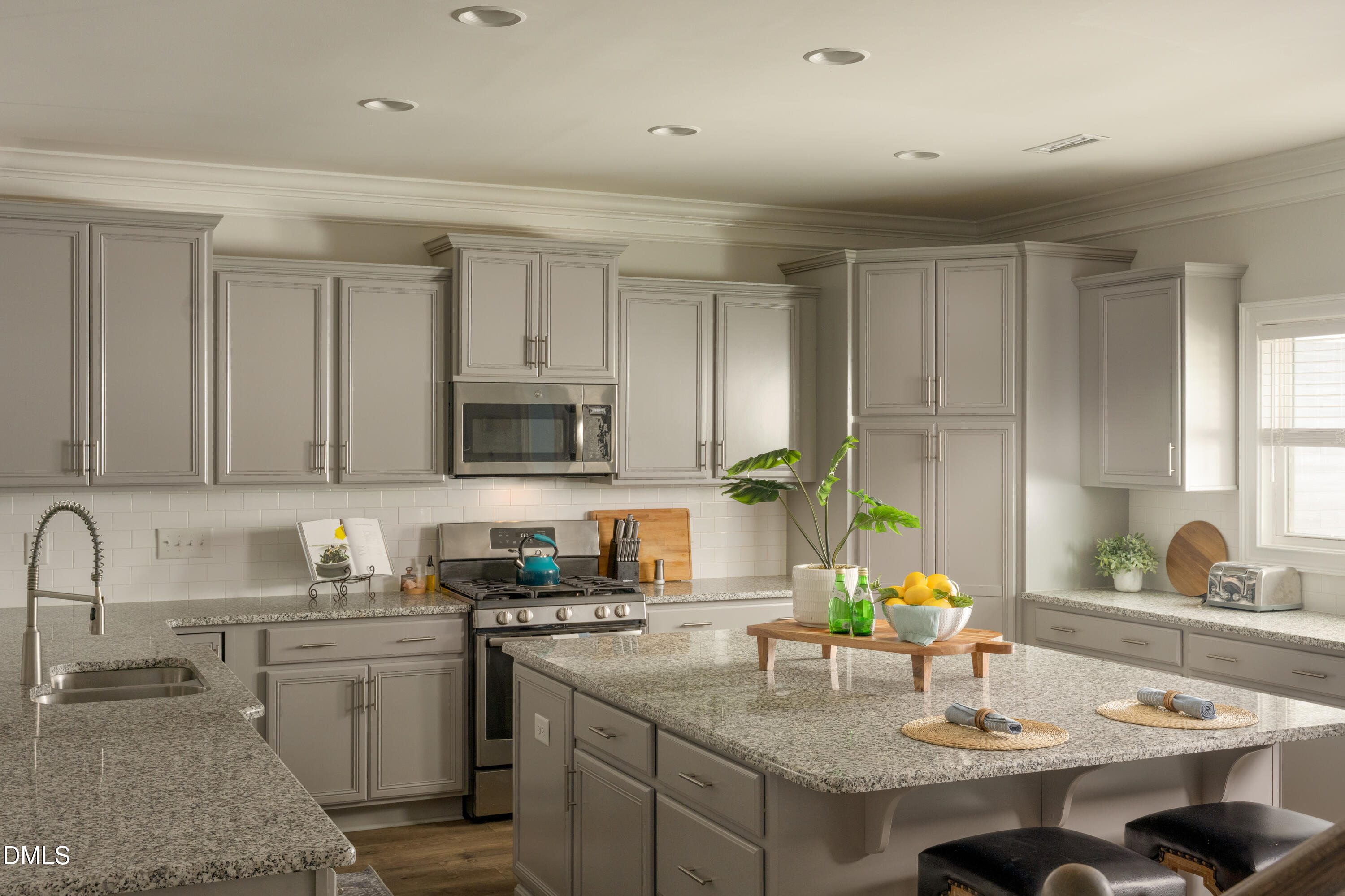 1208 Gloriosa Street Property Photo 1