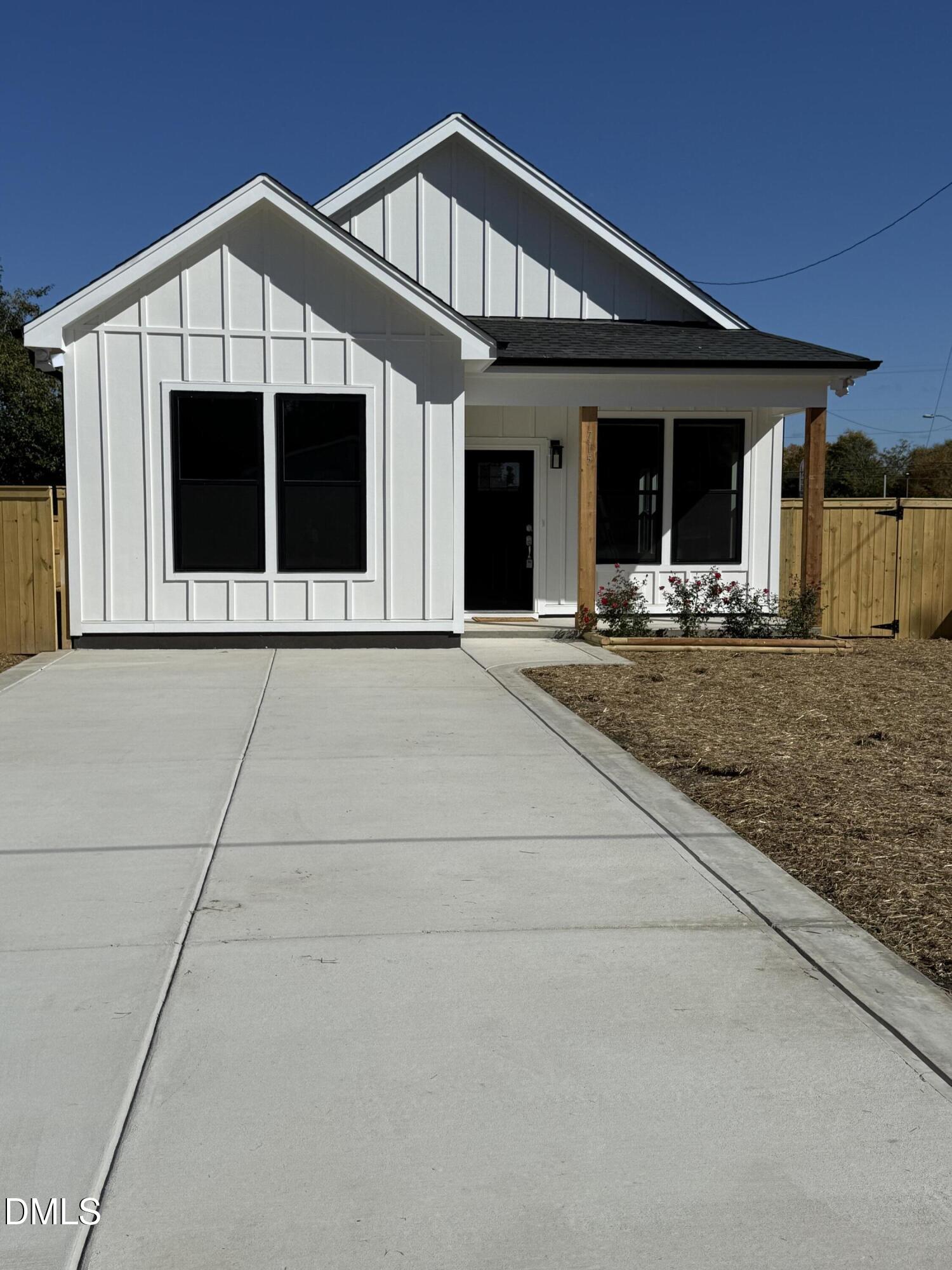 715 E Divine Street Property Photo 1