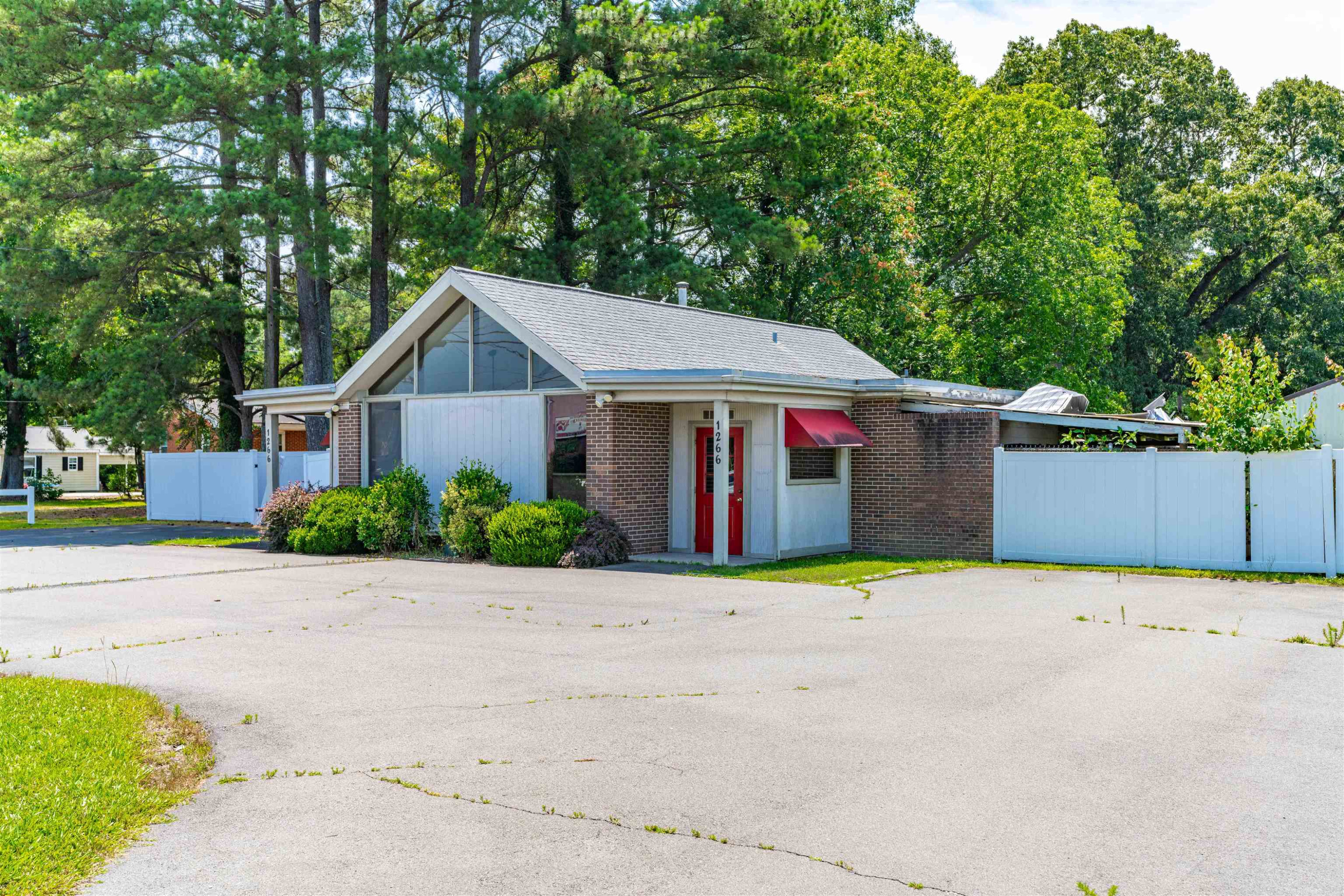 1266 N Brightleaf Boulevard Property Photo 3