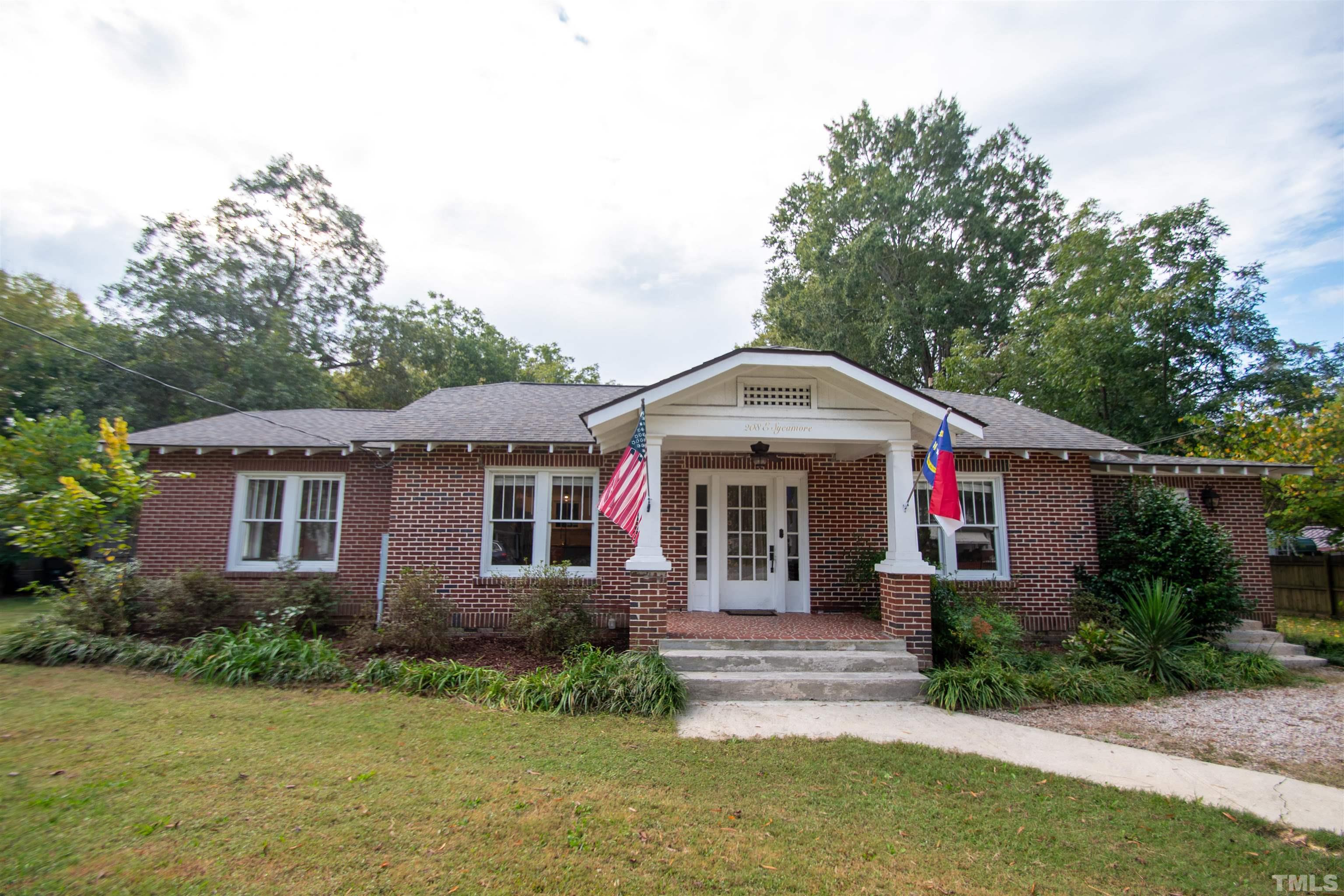 208 E Sycamore Drive Property Photo 1