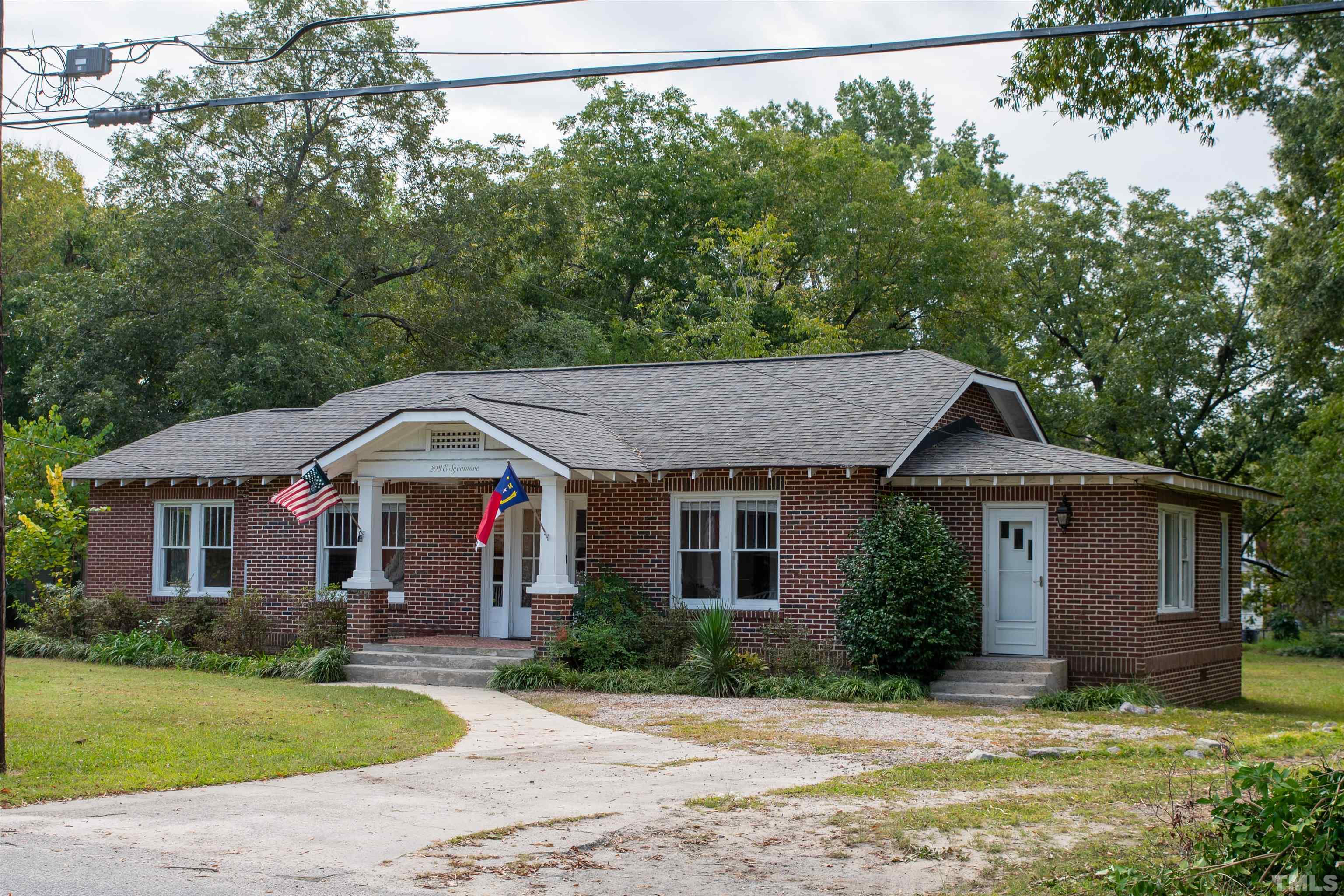 208 E Sycamore Drive Property Photo 2