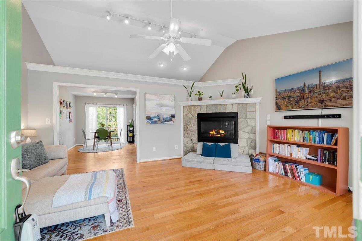 1975 Bowles Avenue Property Photo 3