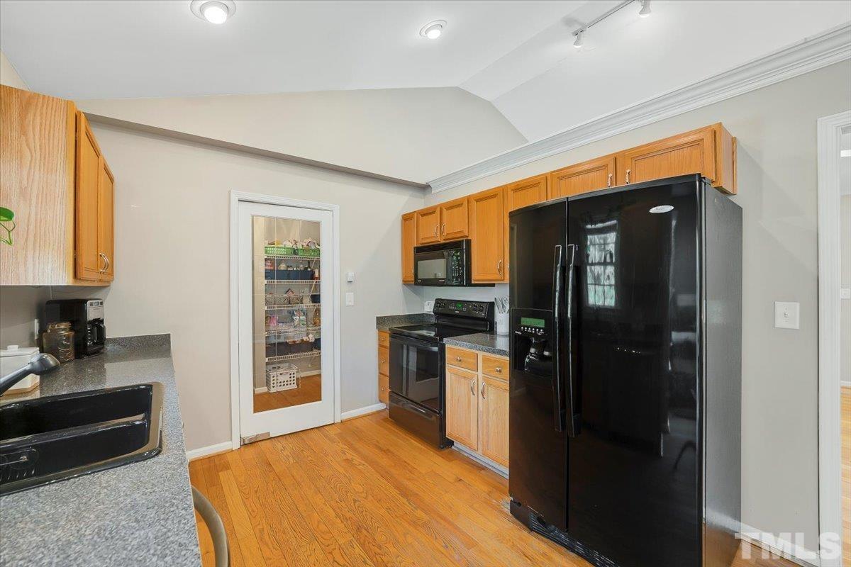 1975 Bowles Avenue Property Photo 7